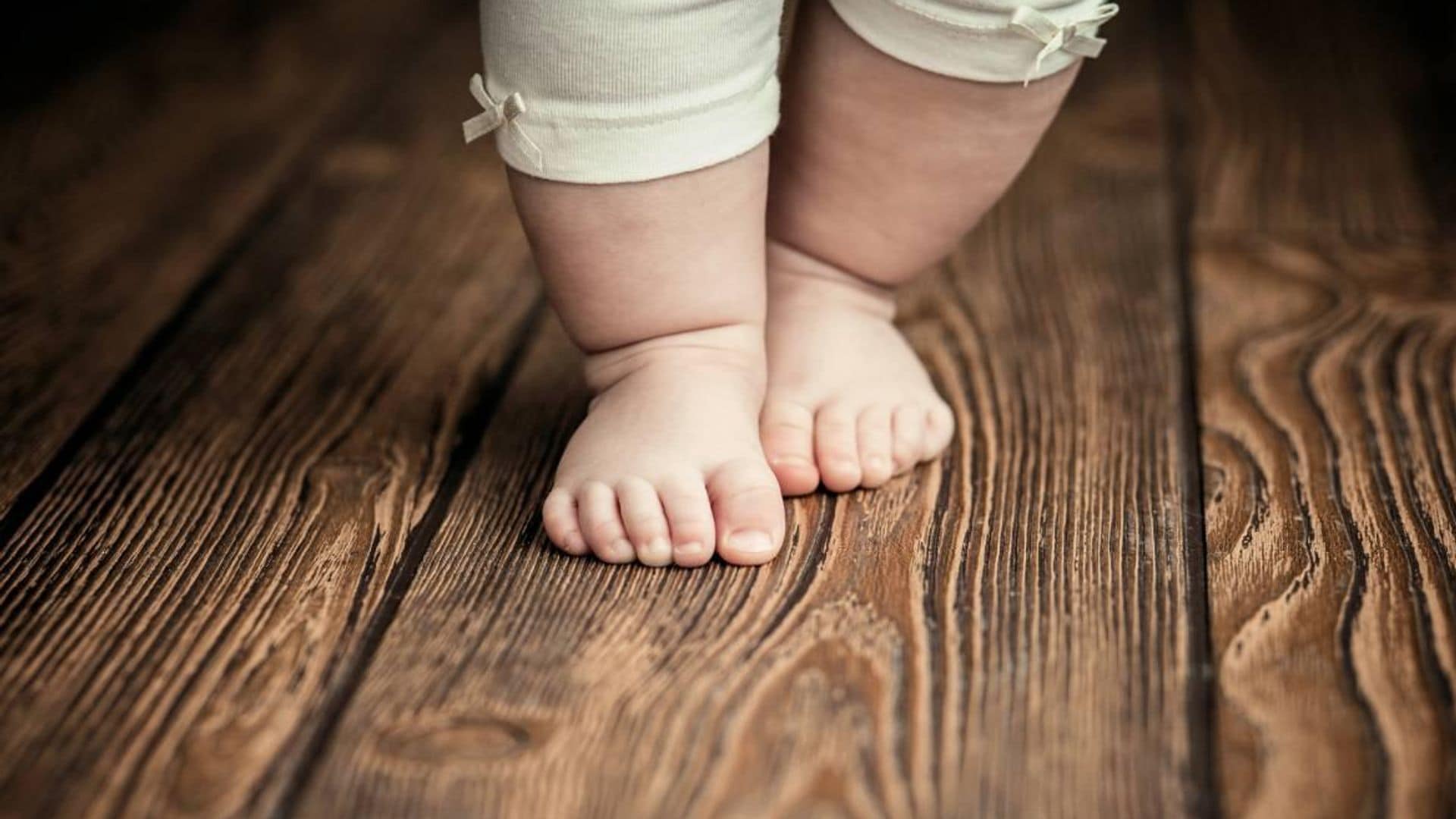 ¿Se resfrían los niños por ir descalzos? No, los virus no entran por los pies