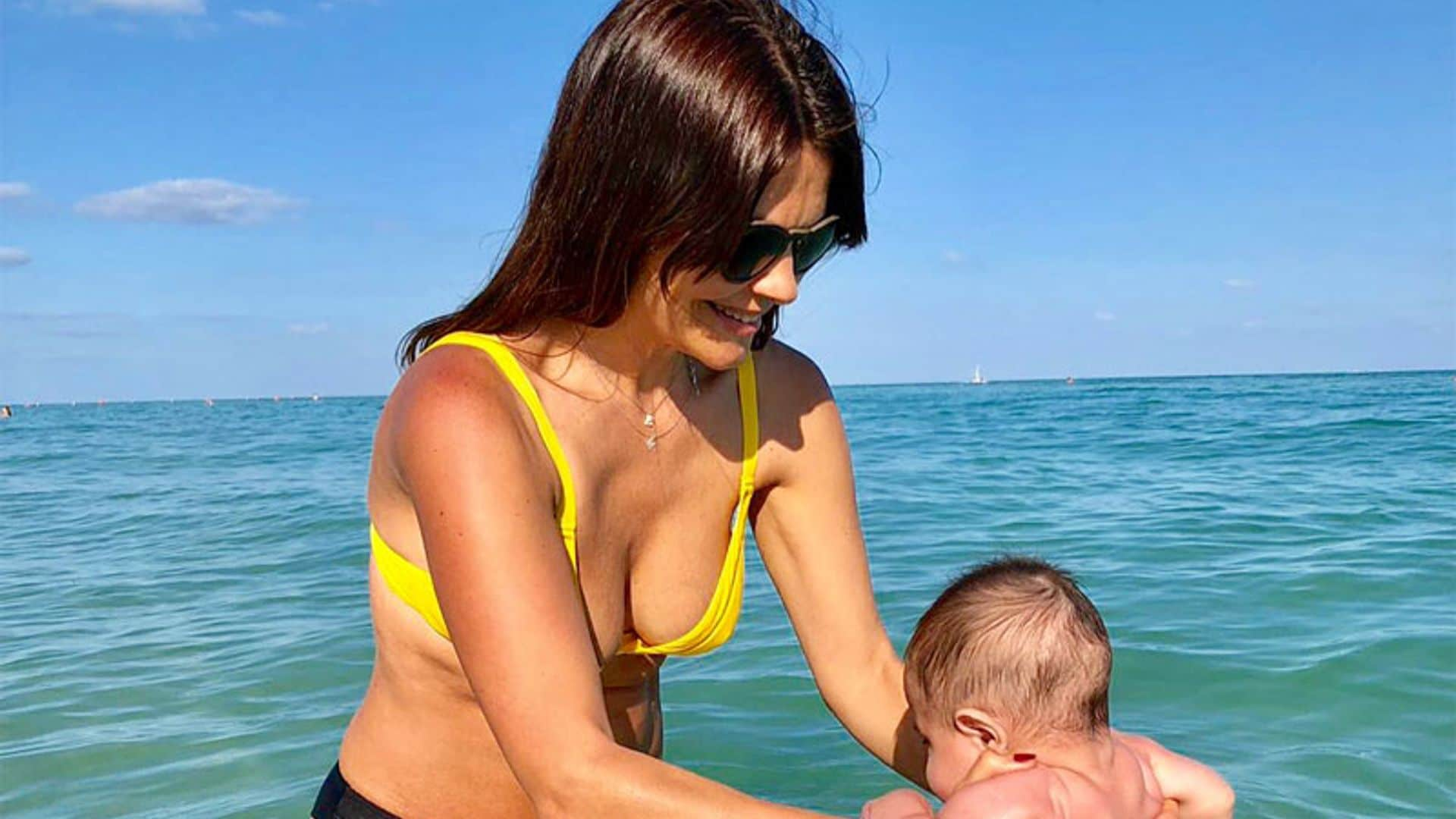 El primer baño en el mar de Elías, el hijo de María José Suárez