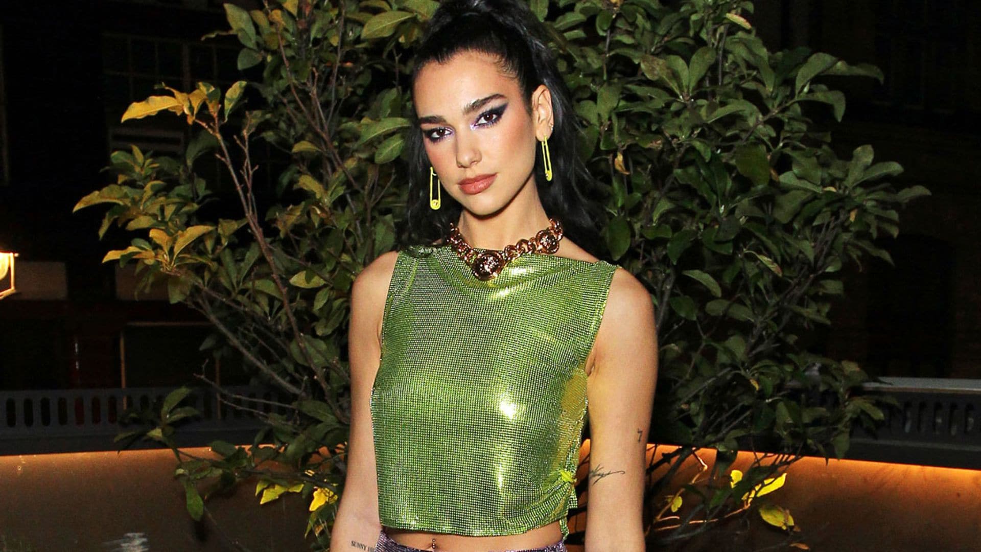 Dua Lipa rompe el vestido transparente de Hailey Bieber para su disfraz de vampiresa