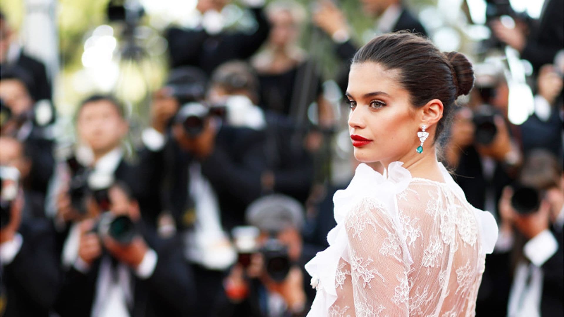 Las 9 lecciones de Sara Sampaio para deslumbrar sobre la alfombra roja