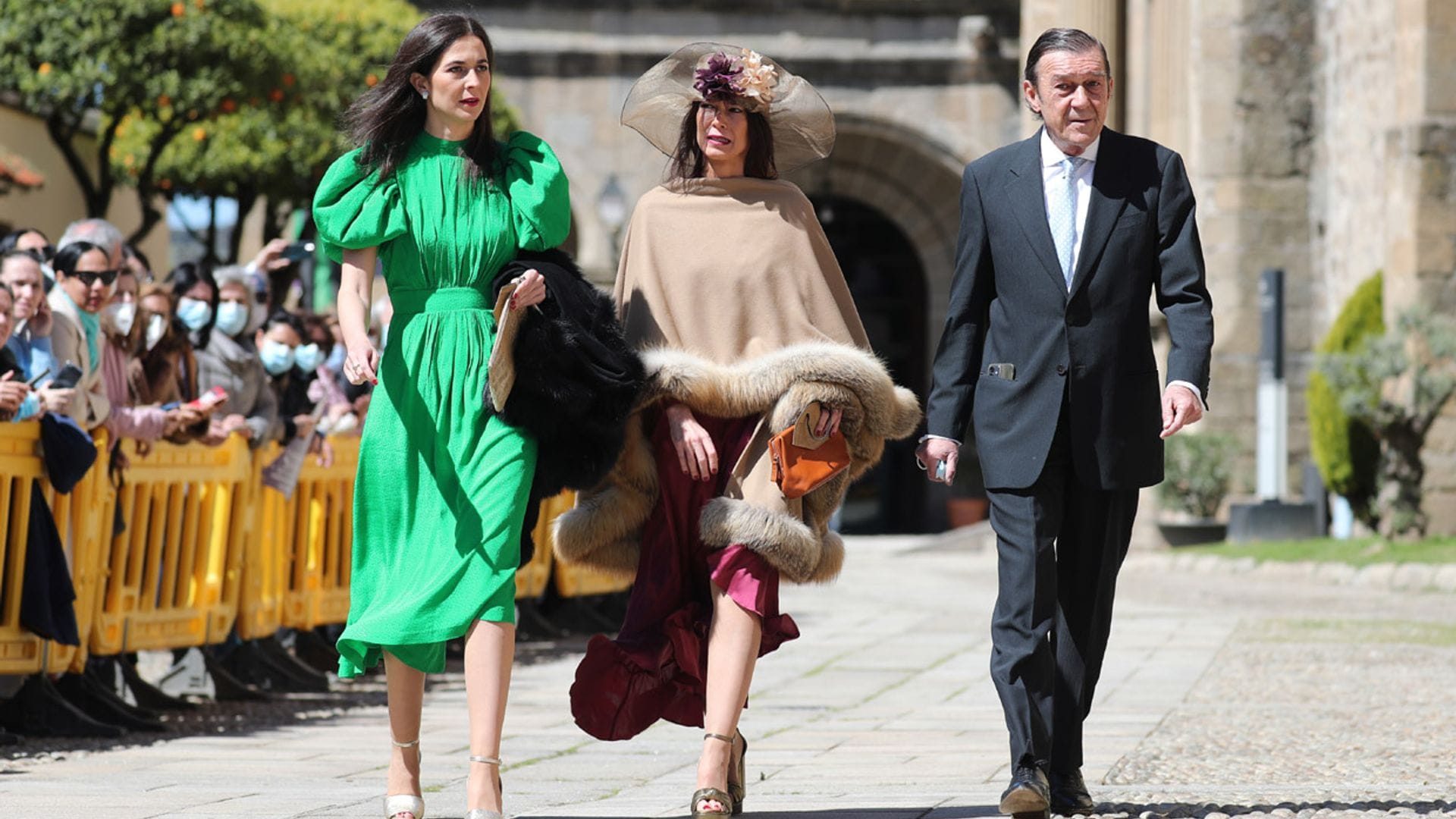 ¡El vestido verde más deseado! La curiosa coincidencia de dos invitadas con Victoria, hermana de Isabelle Junot