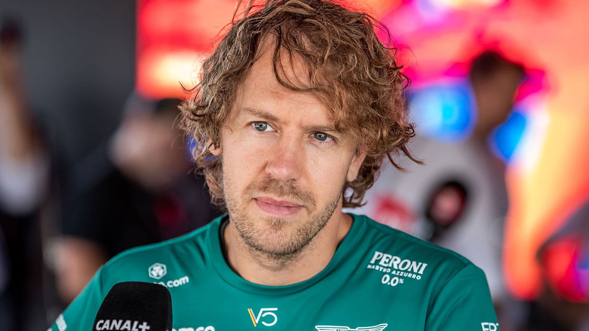 El piloto Sebastian Vettel persigue en patinete a los ladrones que le robaron en Barcelona