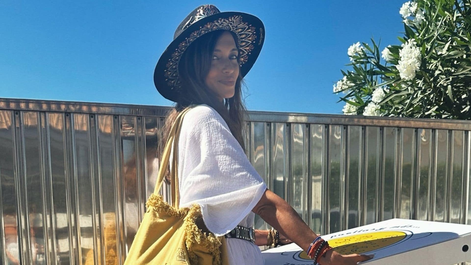 El estilo 'boho chic' de Sara Carbonero en sus vacaciones familiares con un caftán rebajado y accesorios 'western'