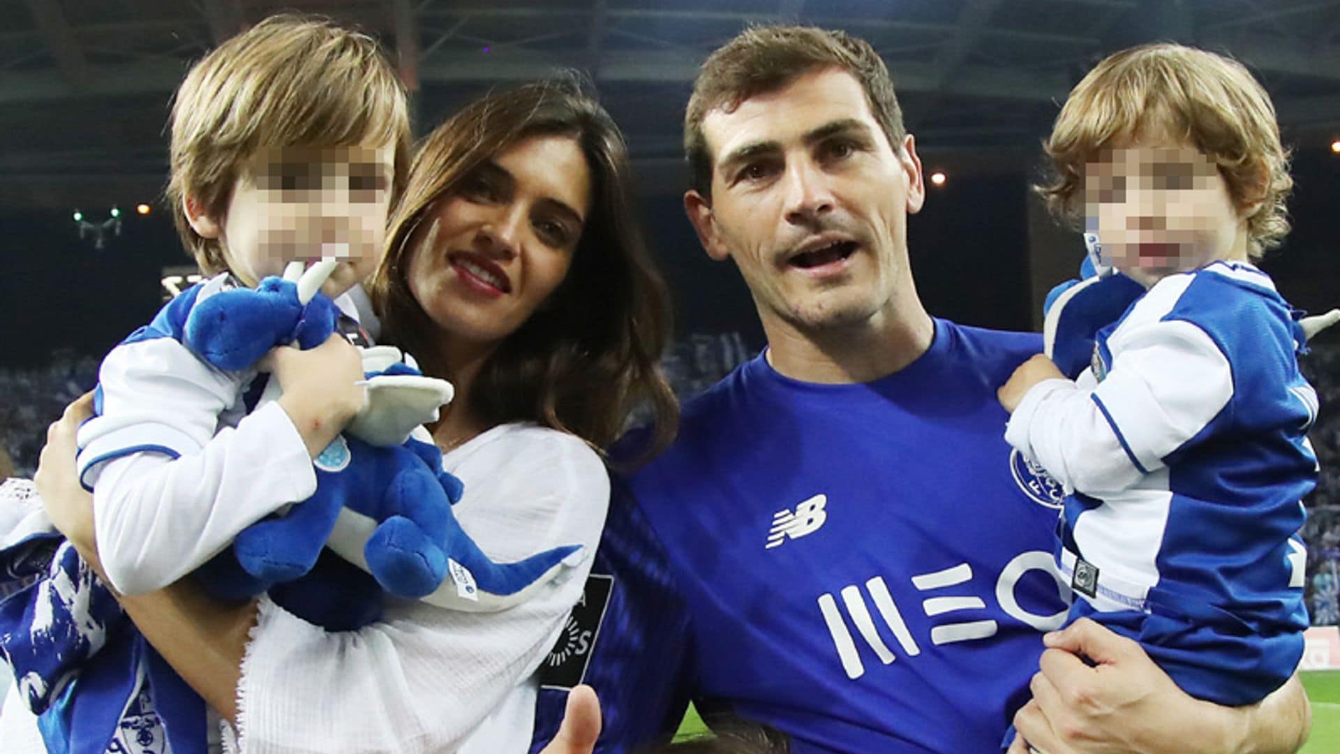 Sara Carbonero salta al campo de fútbol con Iker y sus hijos… ¡para cantar villancicos!