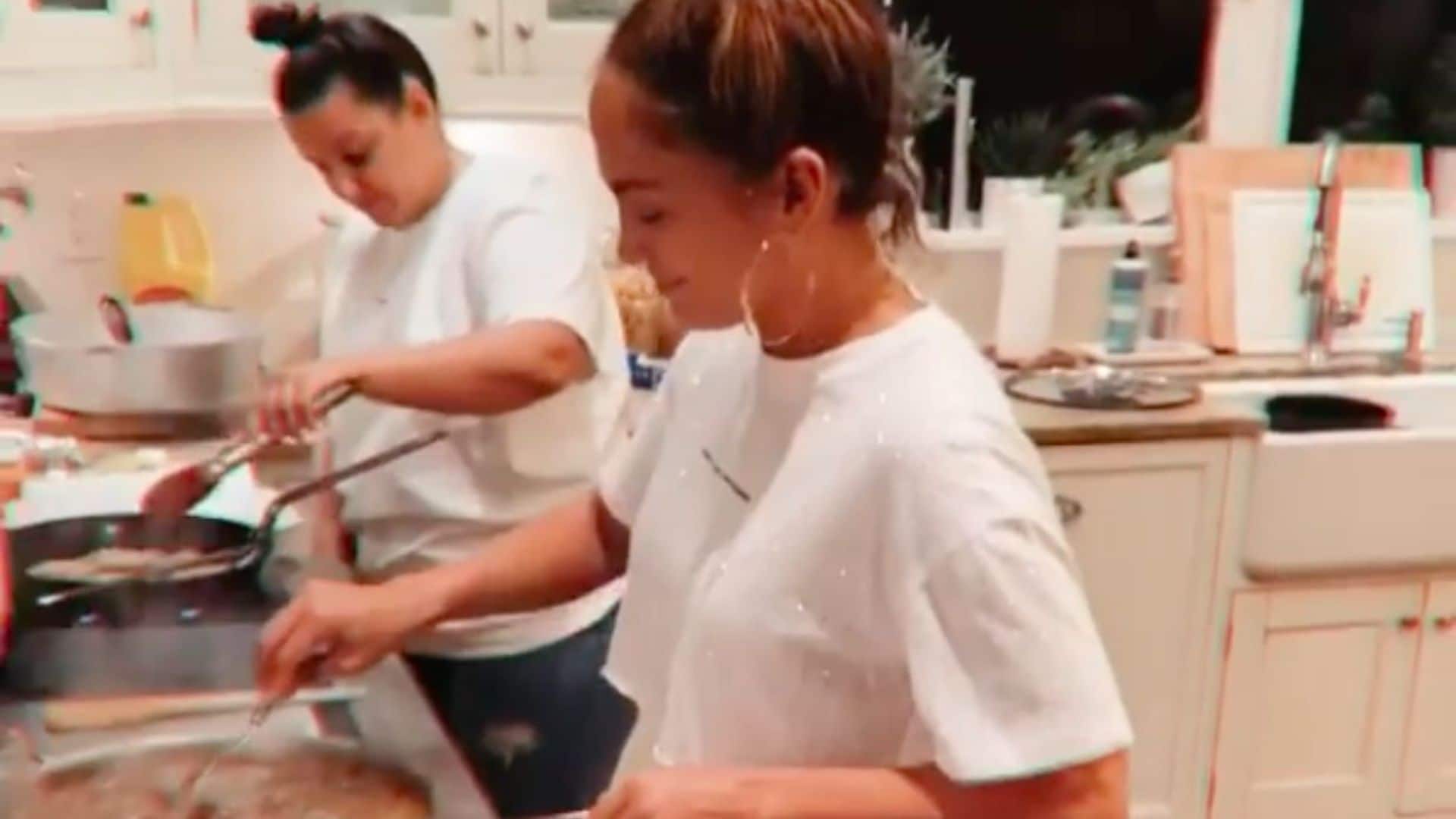 Bailando, sin maquillaje y cocinando: Jennifer Lopez muestra su momento más espontáneo