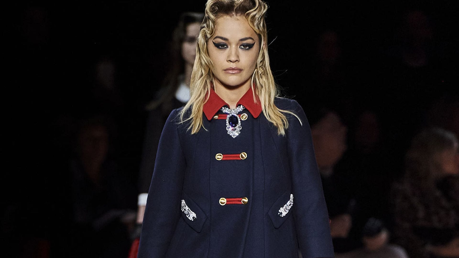 Rita Ora sigue los pasos de Miley Cyrus y debuta como modelo en Paris Fashion Week