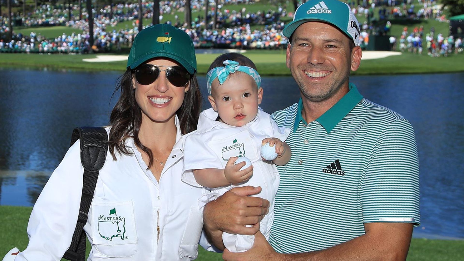 El golfista Sergio García presume de 'mini caddie' en el campo