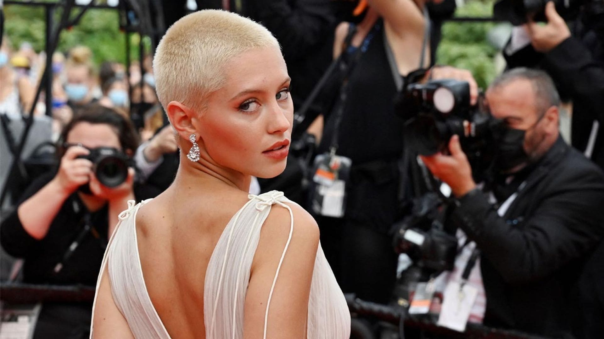Iris Law presenta en Cannes su nuevo look: pelo rapado y rubio platino