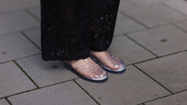 Pies de mujer con cangrejeras transparentes