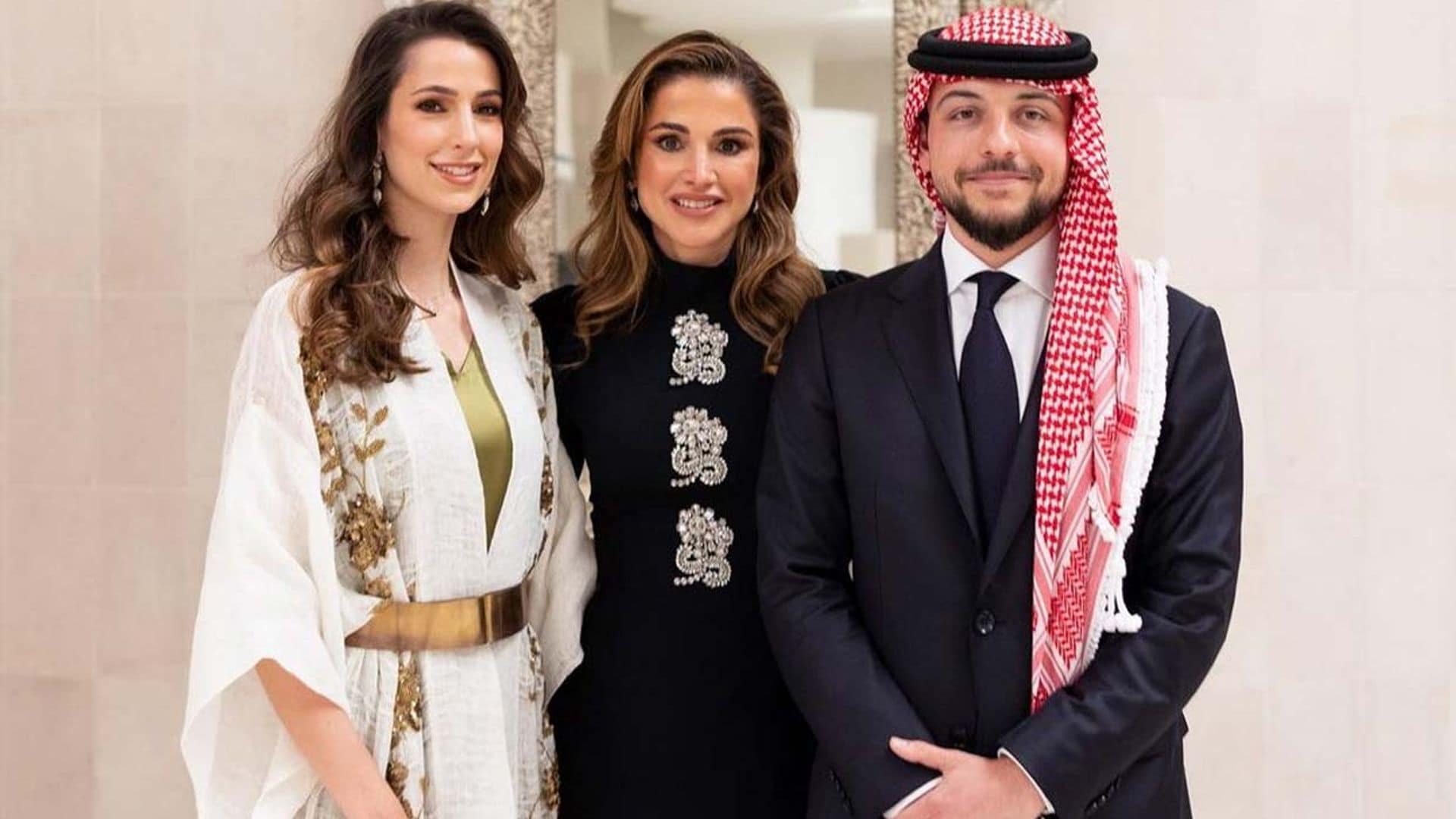 Tras su look en vaqueros, Rania cambia de estilo con un vestido que no necesita joyas