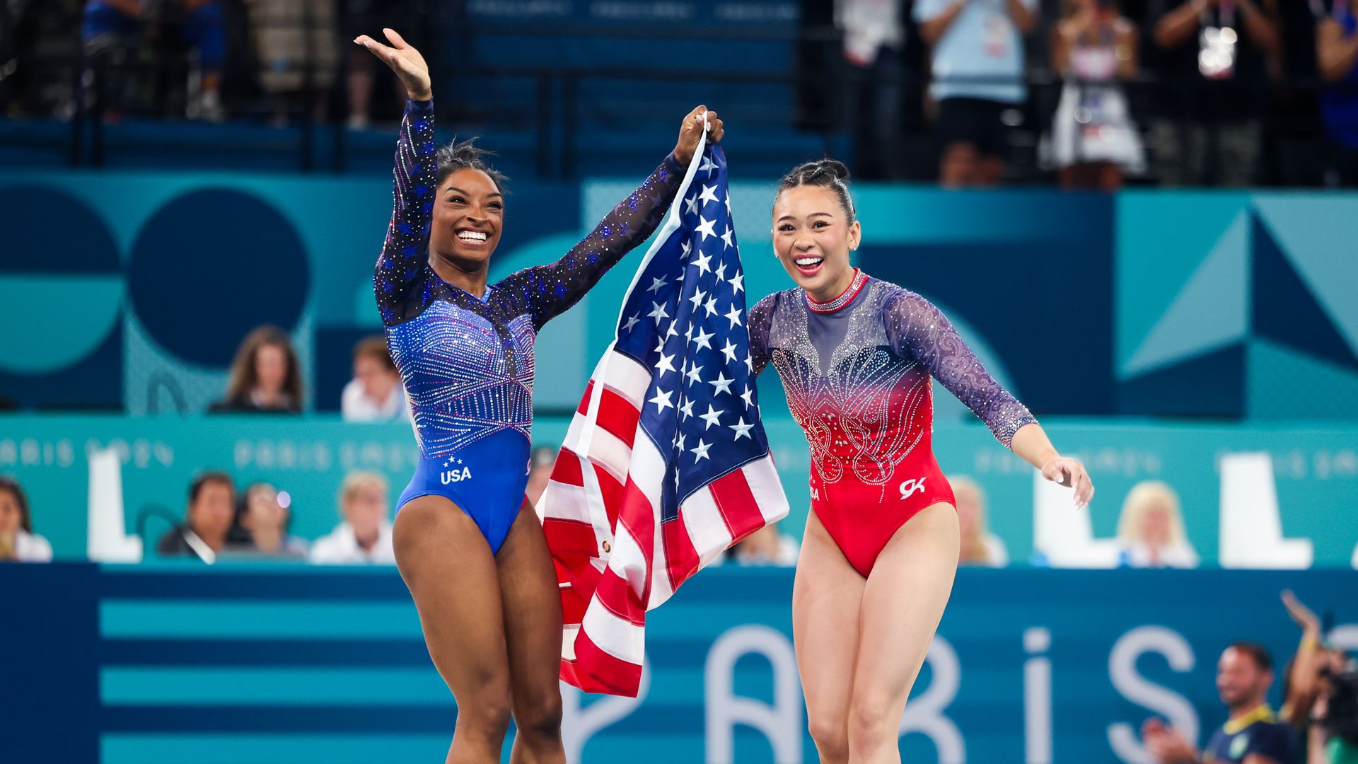 Simone Biles y Sunisa Lee de Estados Unidos en los Juegos Olímpicos de París