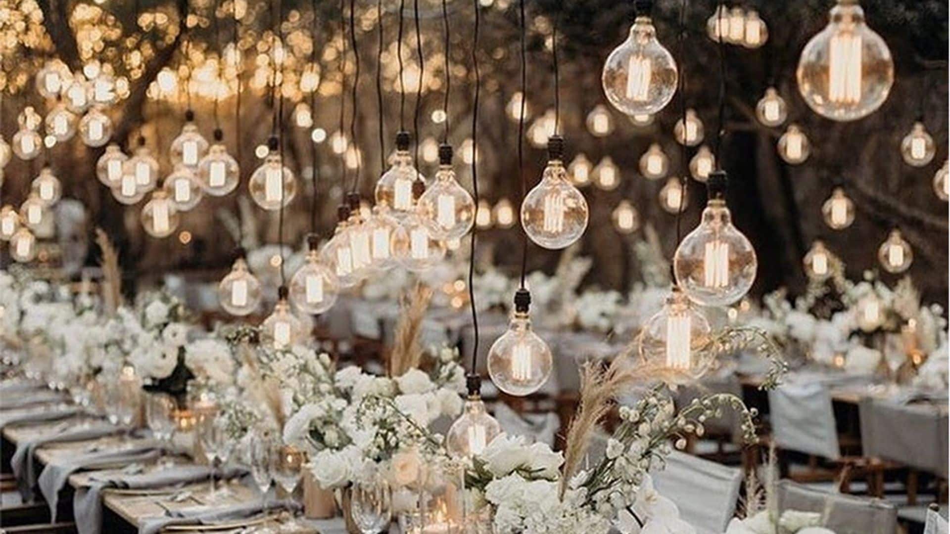 De los cielos estrellados a las luces flotantes: las ideas más bonitas para iluminar tu boda