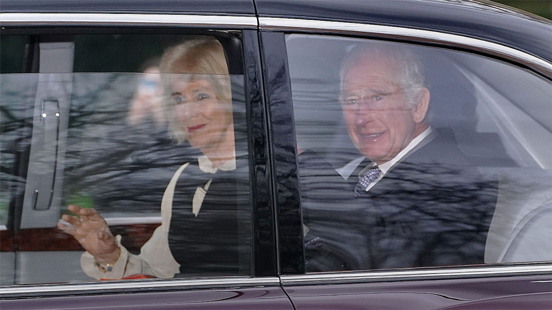 Primeras imágenes de Carlos III tras conocerse que padece cáncer, acompañado de Camilla