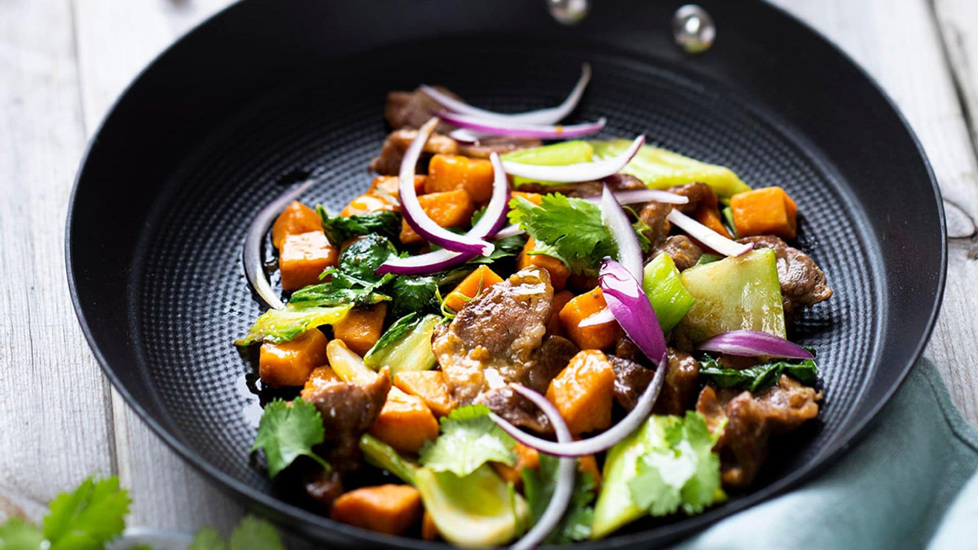 Wok de lomo de cerdo con boniato, pak choi y salsa de ostras