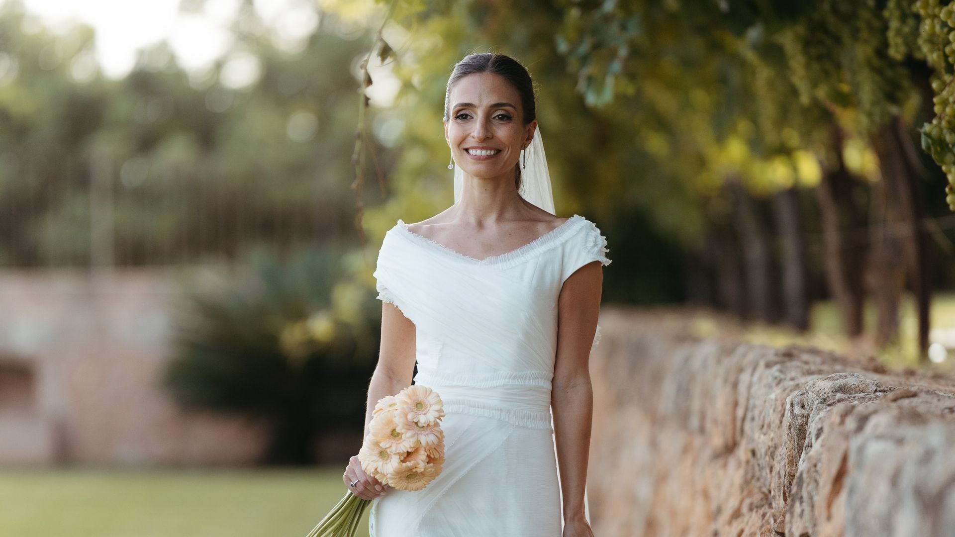 Tres novias virales que presumen de hombros con sus vestidos hechos a medida