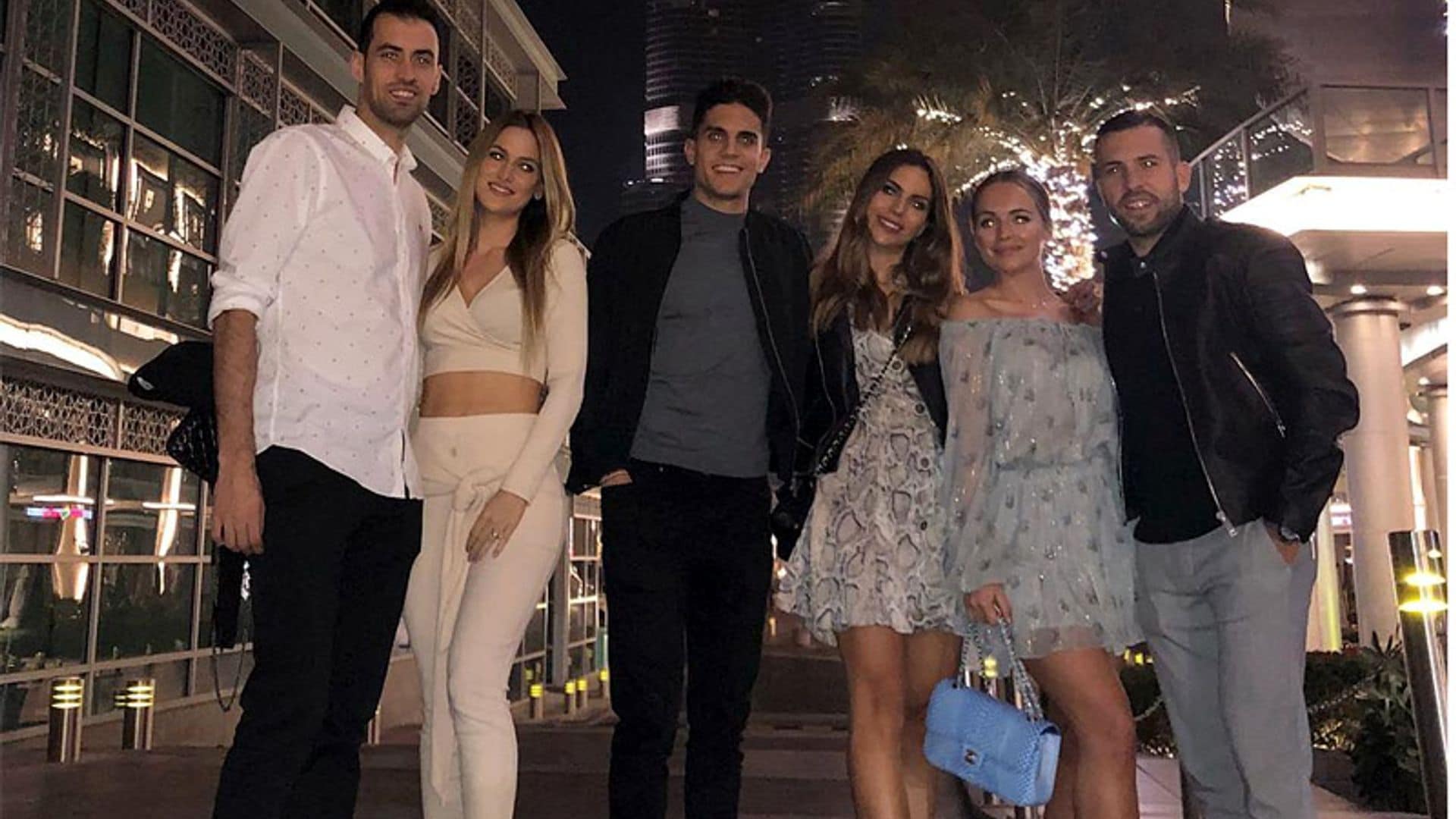 Acrobacias, travesuras y buena compañía en la Navidad más cálida de Melissa Jiménez y Marc Bartra