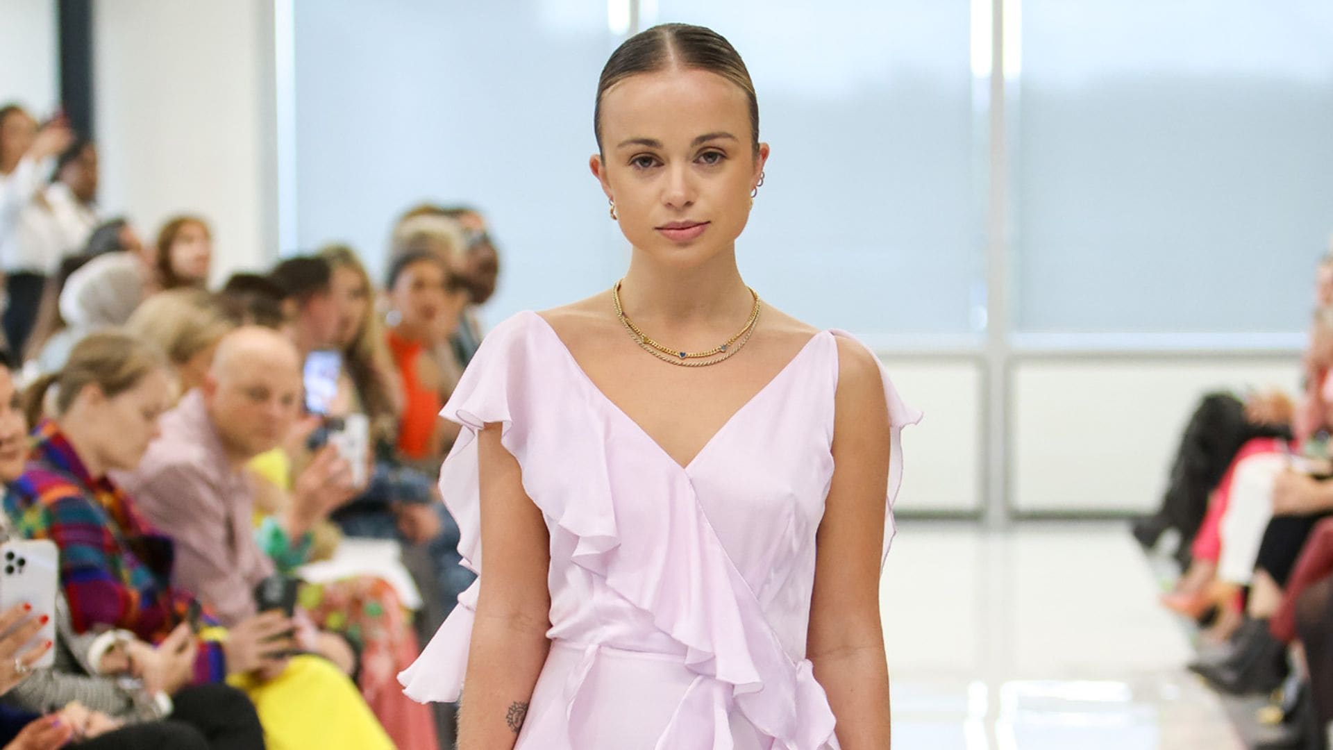 Del 'front row' a la pasarela: Amelia Windsor, la 'royal' que se convirtió en icono de moda