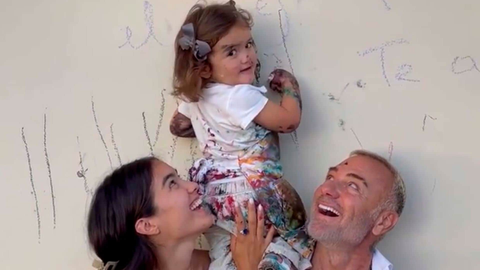 Esto es lo que pasa cuando Gianluca Vacchi le da a su hija témperas y libertad creativa.... ¿Quién dijo miedo?