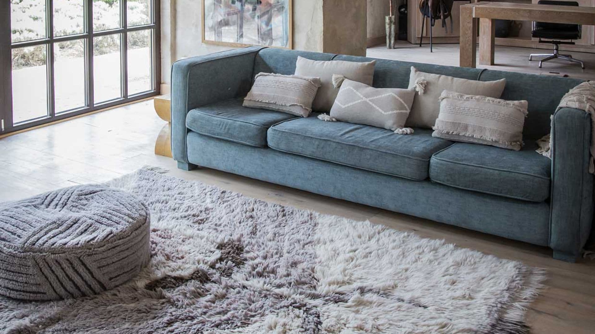 Muebles y objetos decorativos para un salón 100% 'cozy'