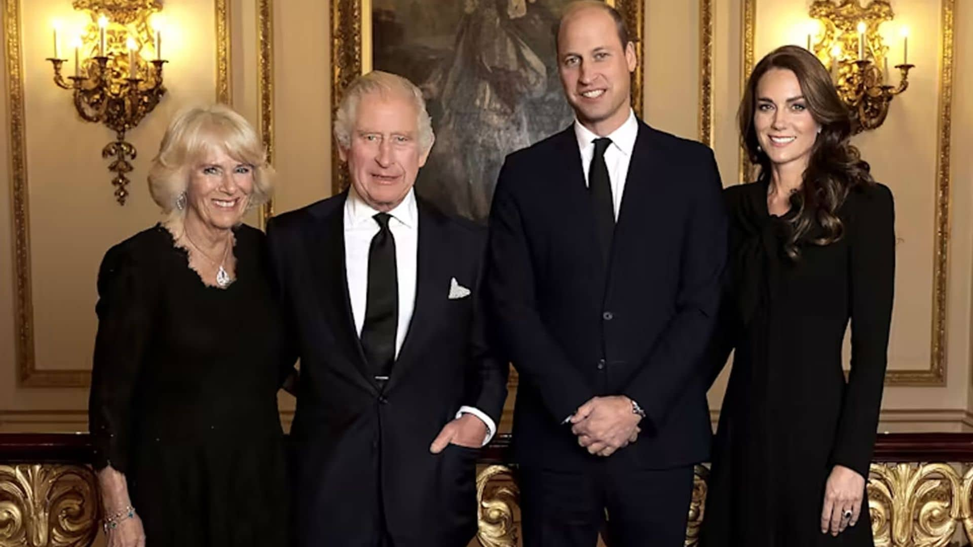 La primera foto oficial de Carlos III y Camilla con los príncipes de Gales: las claves del nuevo y simbólico retrato