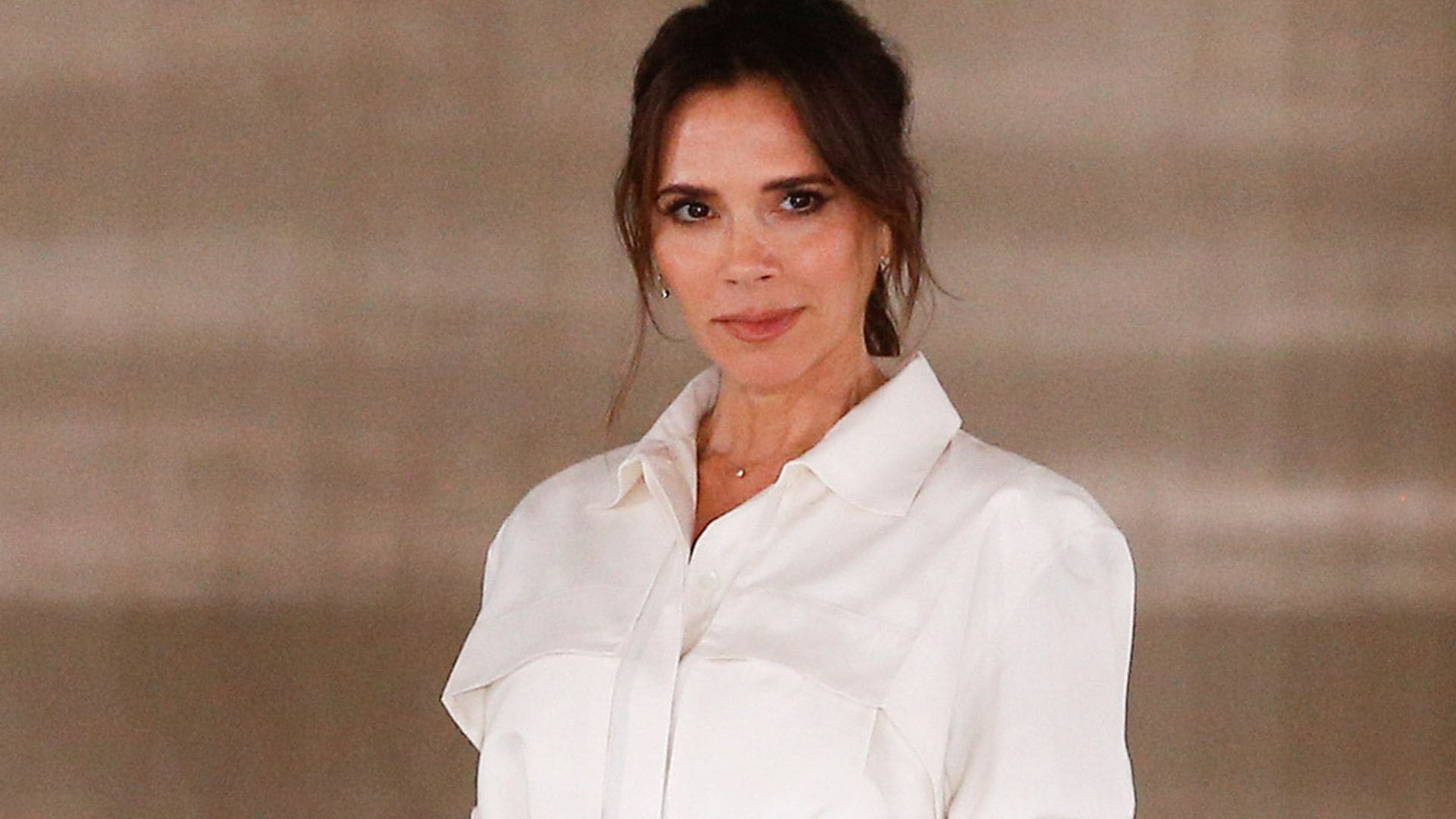 Victoria Beckham presenta el escote que desafía toda lógica