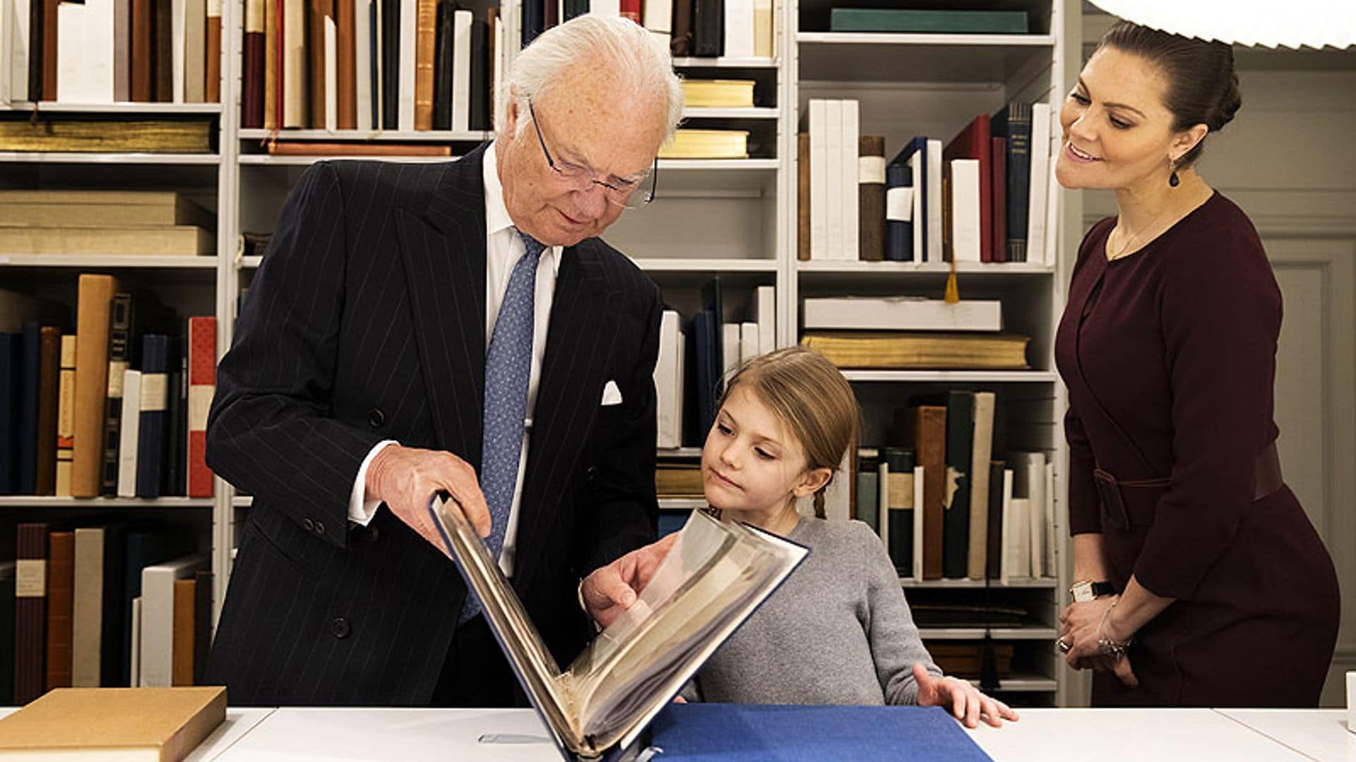 La pequeña Estelle descubre junto a su abuelo y su madre la historia que esconde la biblioteca de Palacio