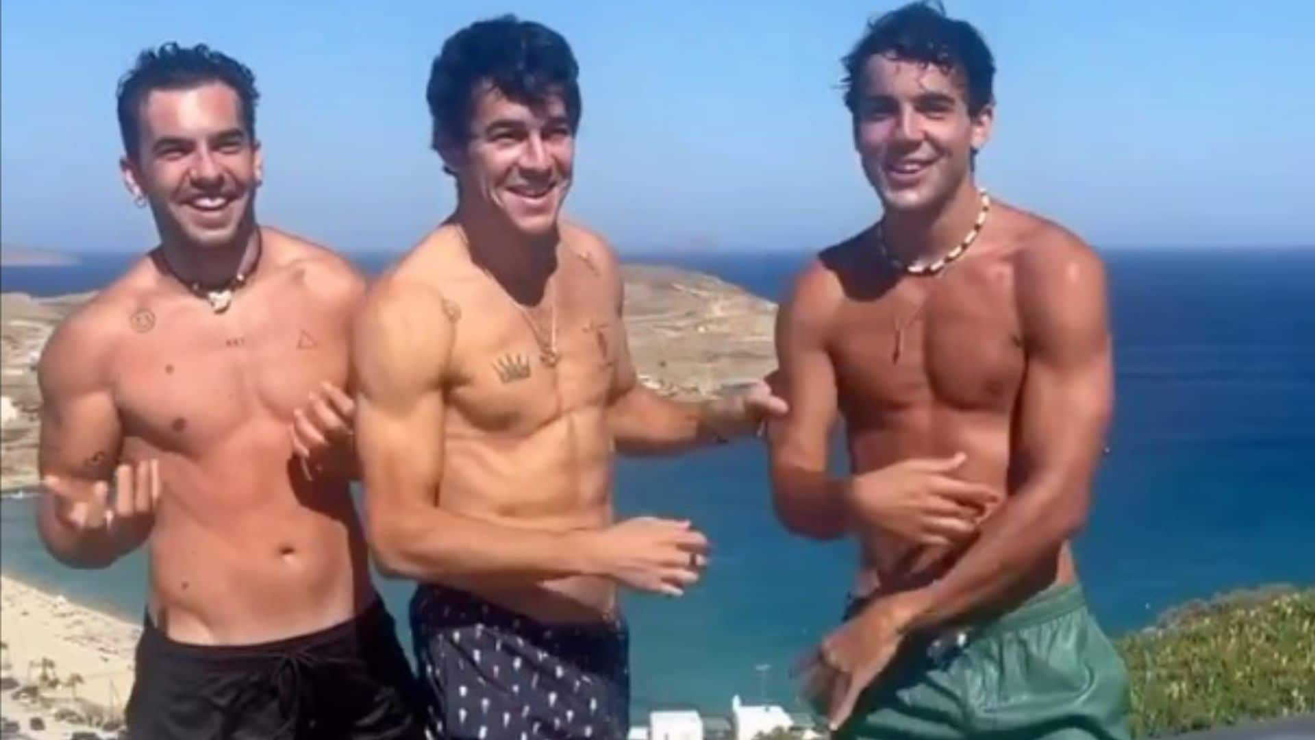 El impresionante posado de Mario Casas junto a sus hermanos luciendo cuerpazo en Mykonos