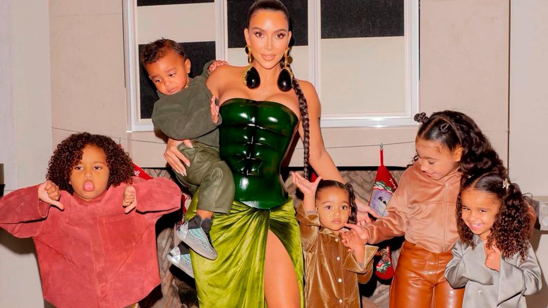 La Navidad más fastuosa de Kim Kardashian luciendo unas joyas impresionantes y un corsé tipo Batman