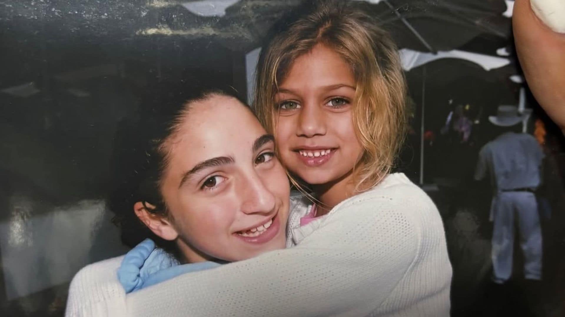 Emily Estefan con Lina, cuando ambas eran pequeñas