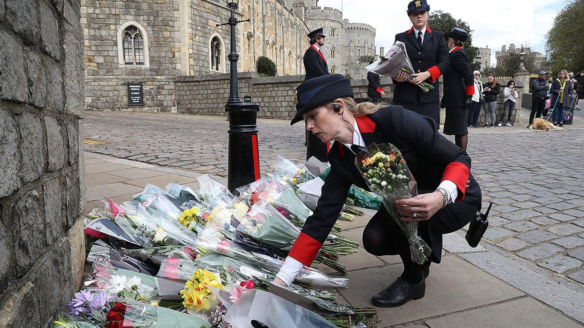 Flores y banderas a media asta: los británicos se despiden del marido de Isabel II