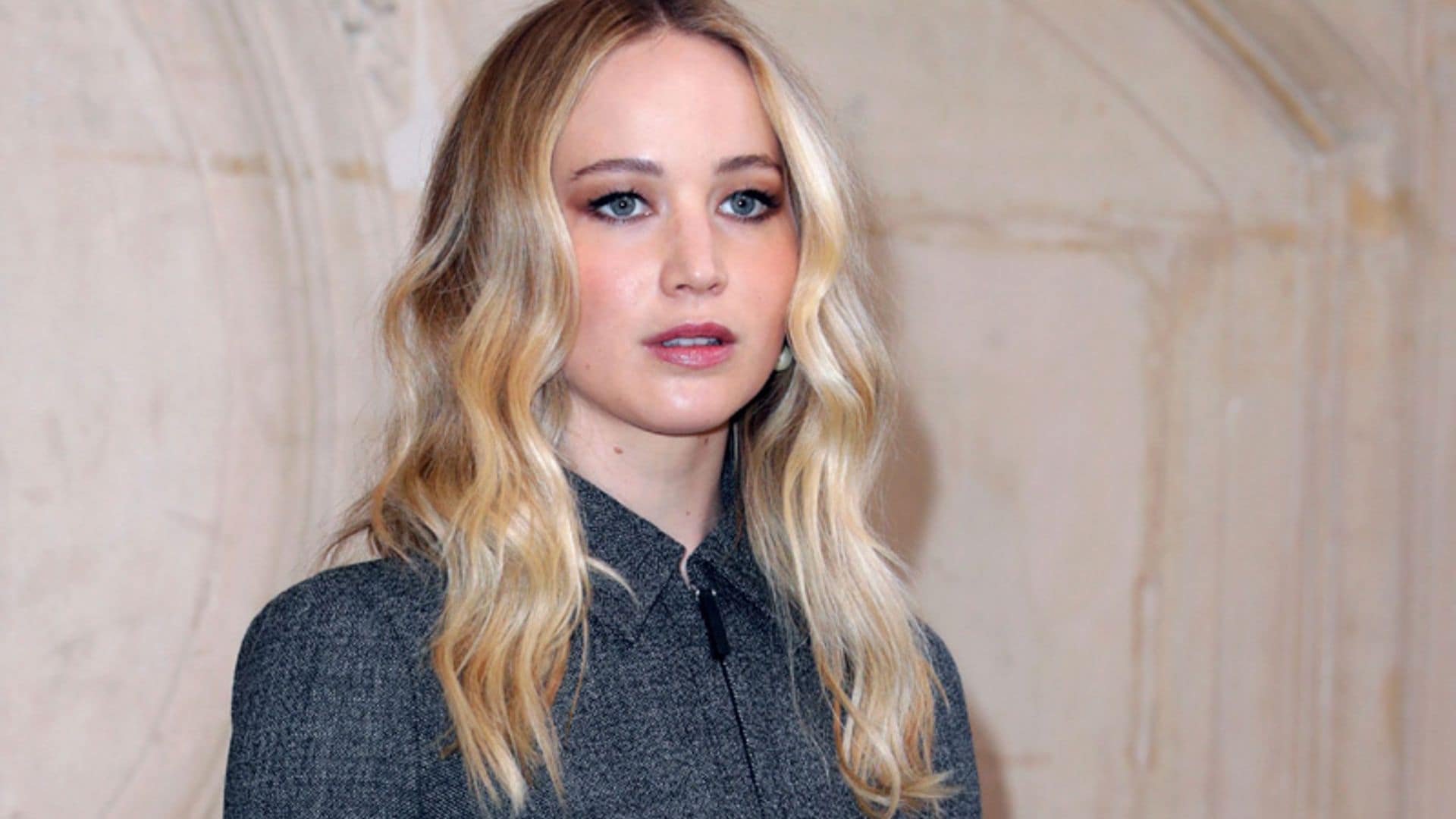 ¡Por fin lo vemos! Jennifer Lawrence descubre en París su impresionante anillo de compromiso