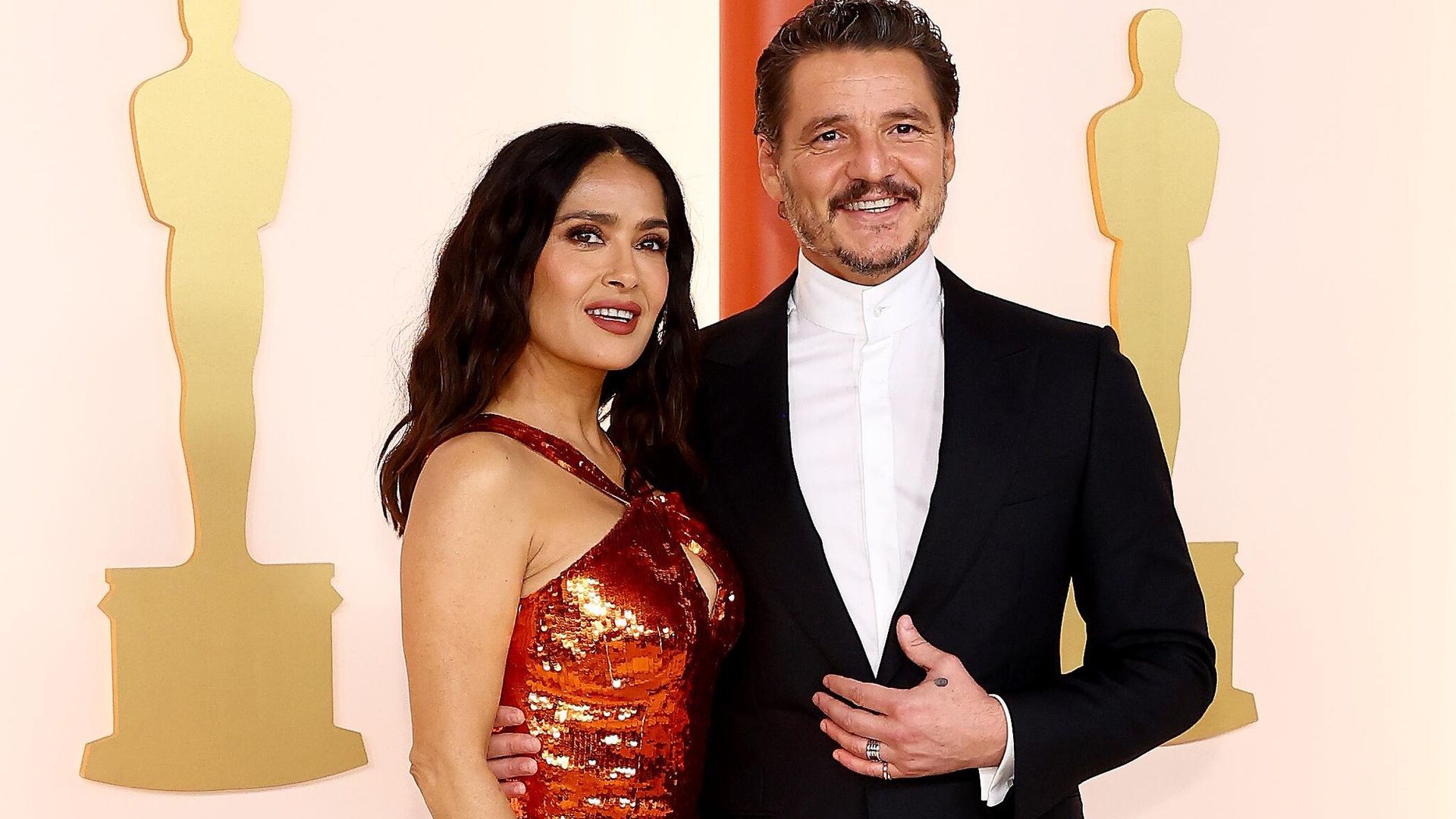 Salma Hayek se deja ver como la fan #1 de Pedro Pascal en los Oscar 2023