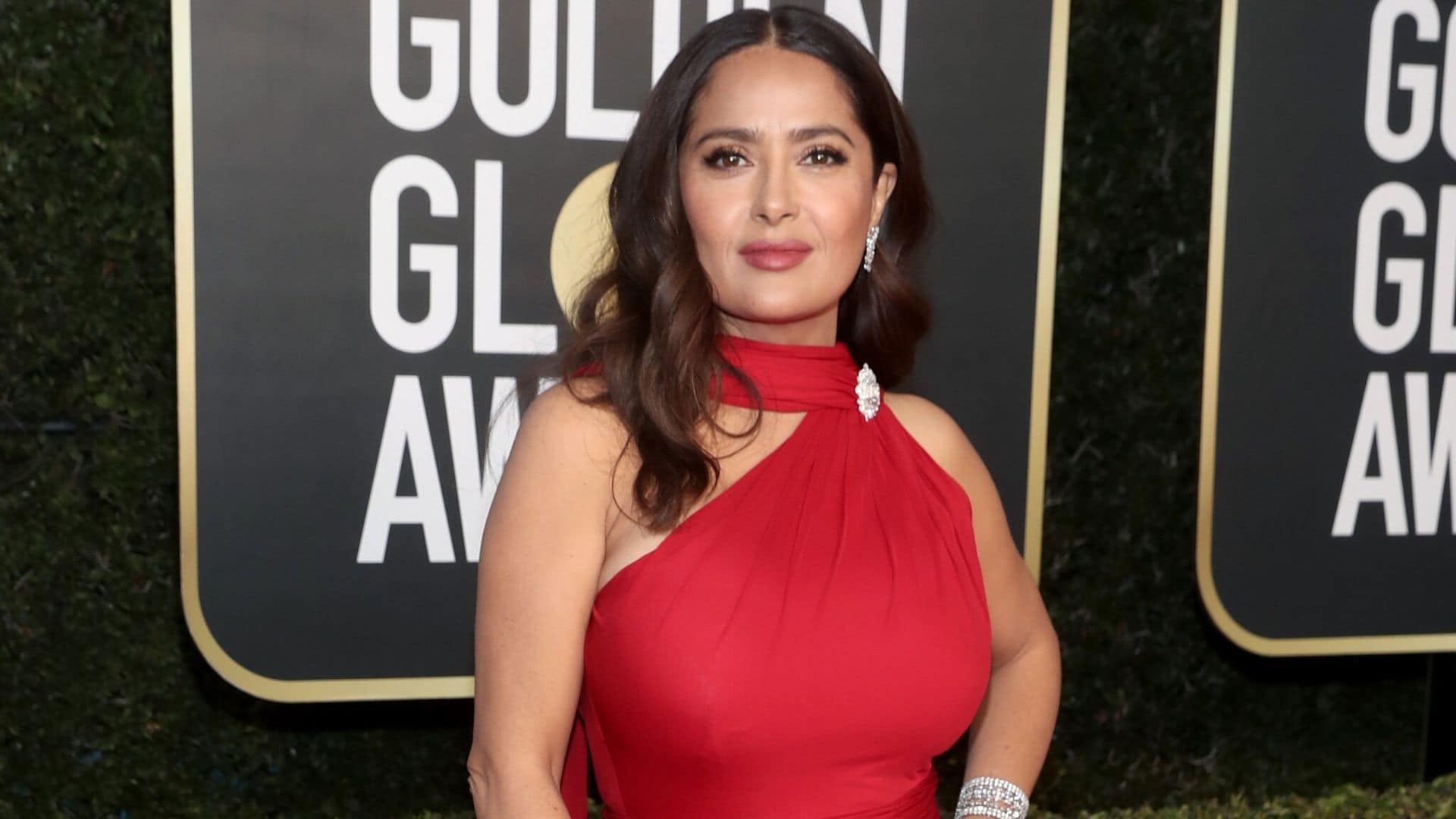 Salma Hayek celebra su cumpleaños 55 en espectacular traje de baño