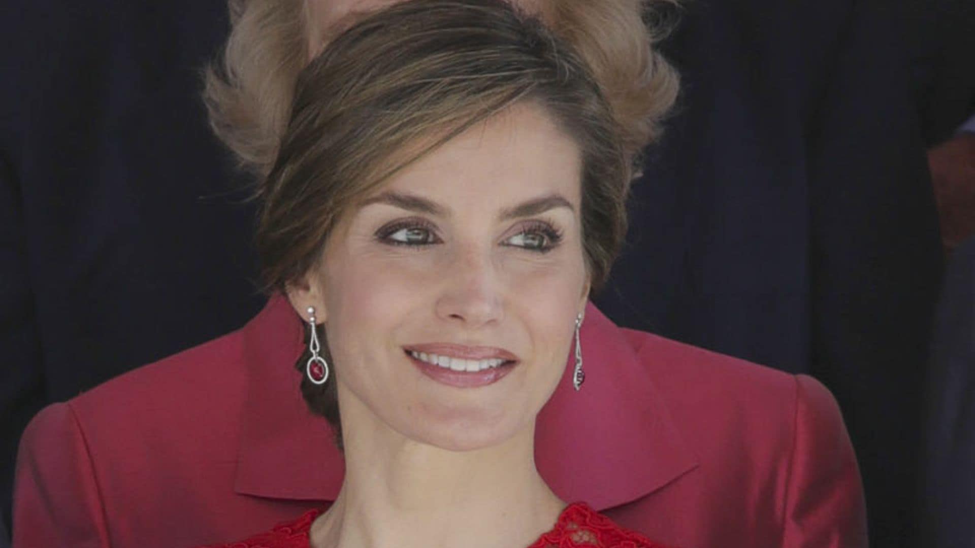 El recogido brocado de la reina Letizia, paso a paso