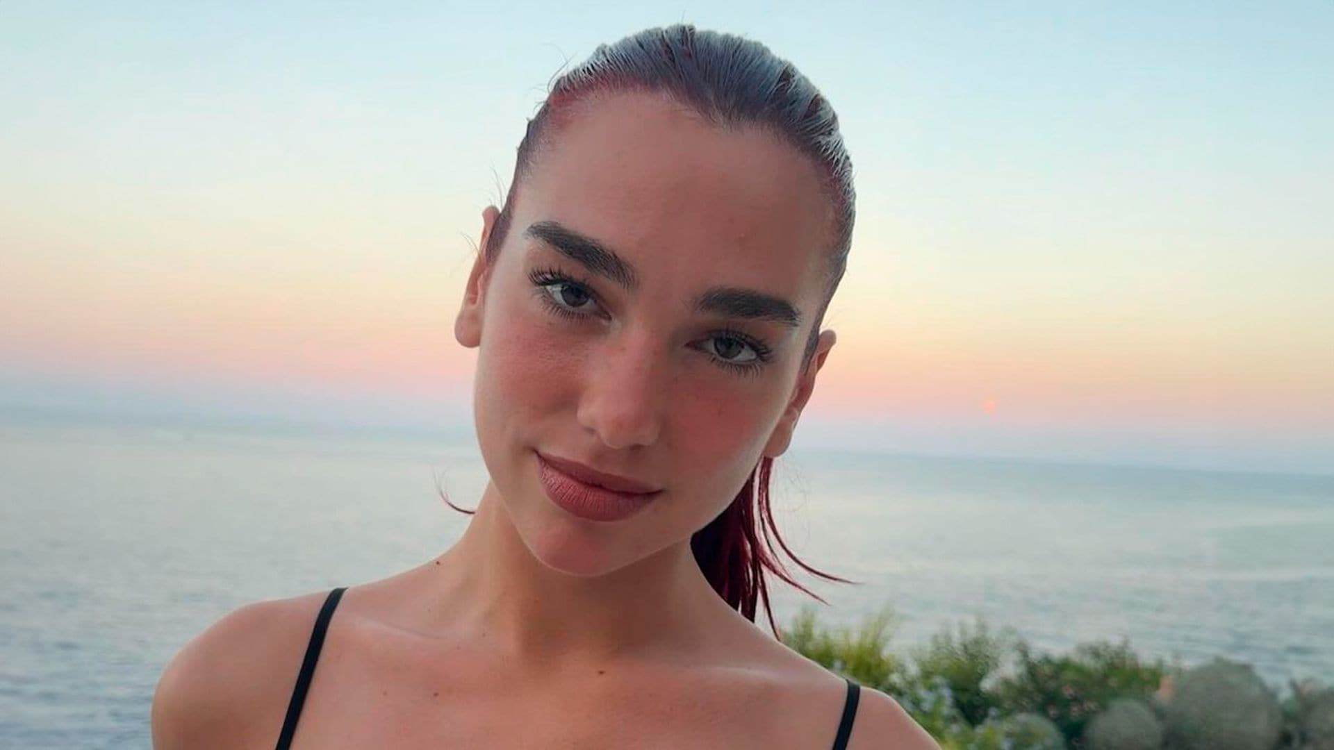 El truco de maquillaje efecto ojazos que Dua Lipa siempre repite