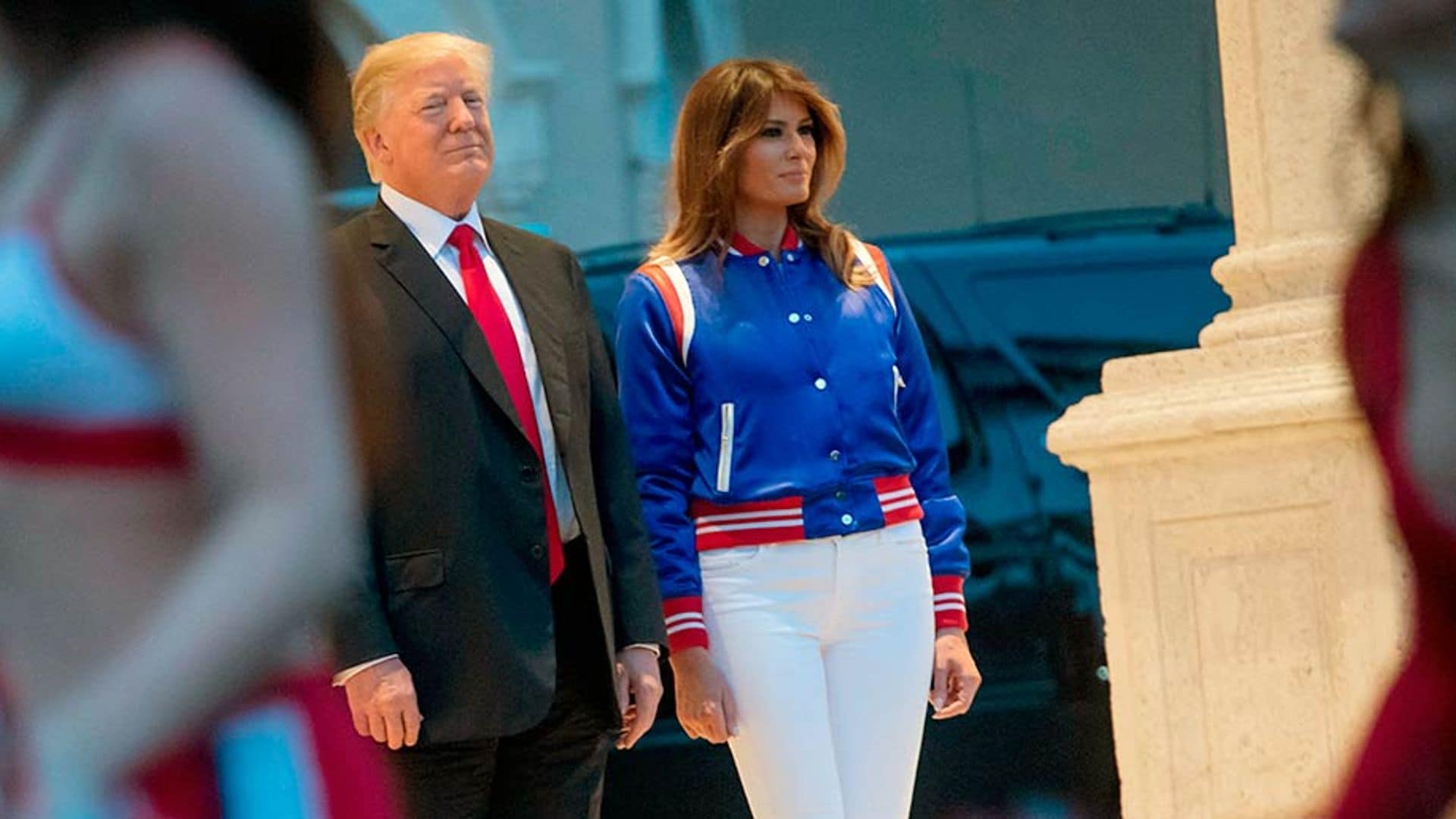 Melania Trump invirtió más de $2,500 en su 'look' para ver el Super Bowl