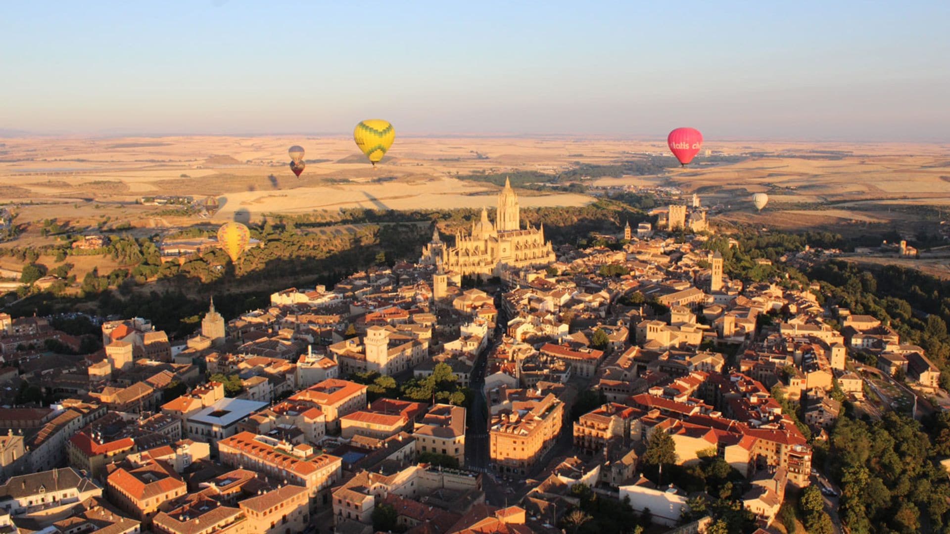 Segovia desde un globo y otros planes diferentes en la ciudad