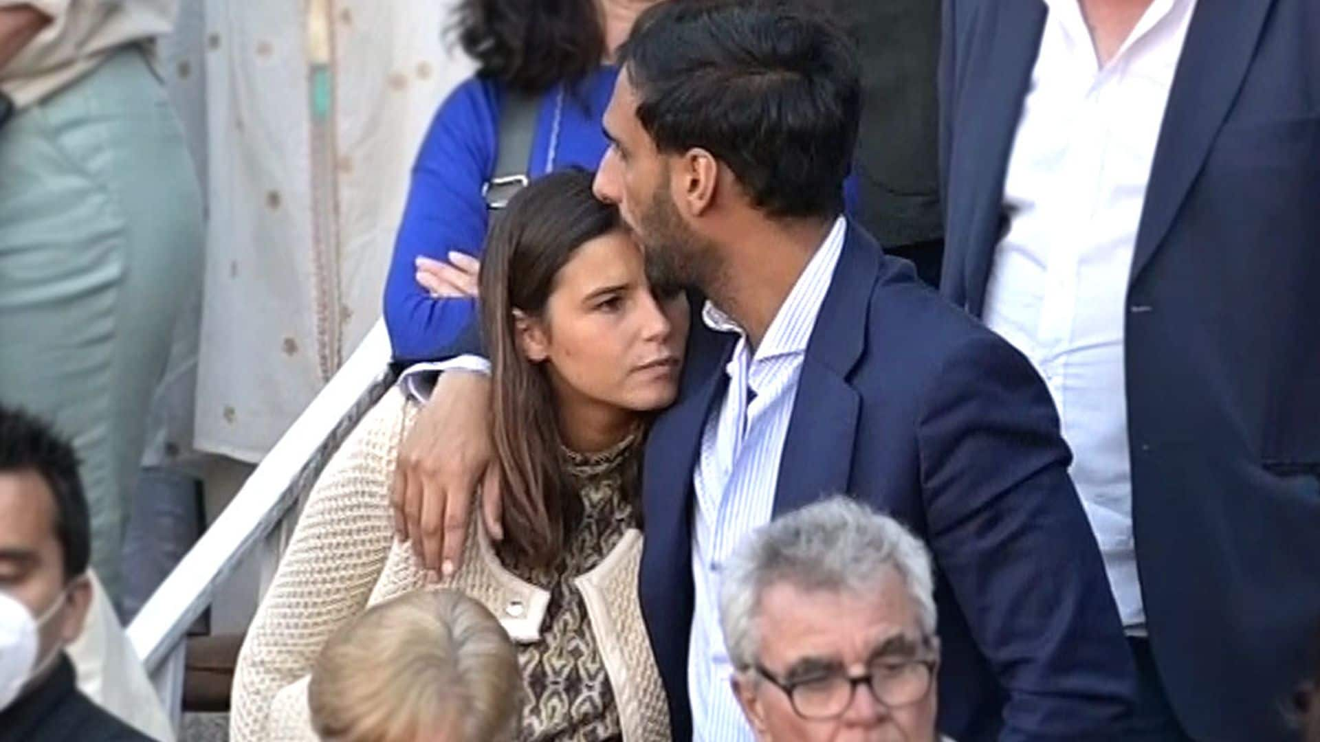 Cuando un beso lo dice todo... Cayetana Rivera y Manuel Vega consolidan su relación