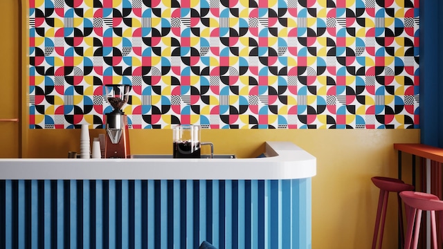 Cocina con papel pintado con estampado de colores