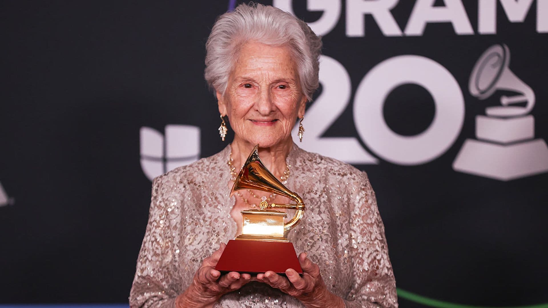 La conmovedora historia de Ángela, la anciana de 95 años que se llevó el Grammy Latino a mejor artista revelación