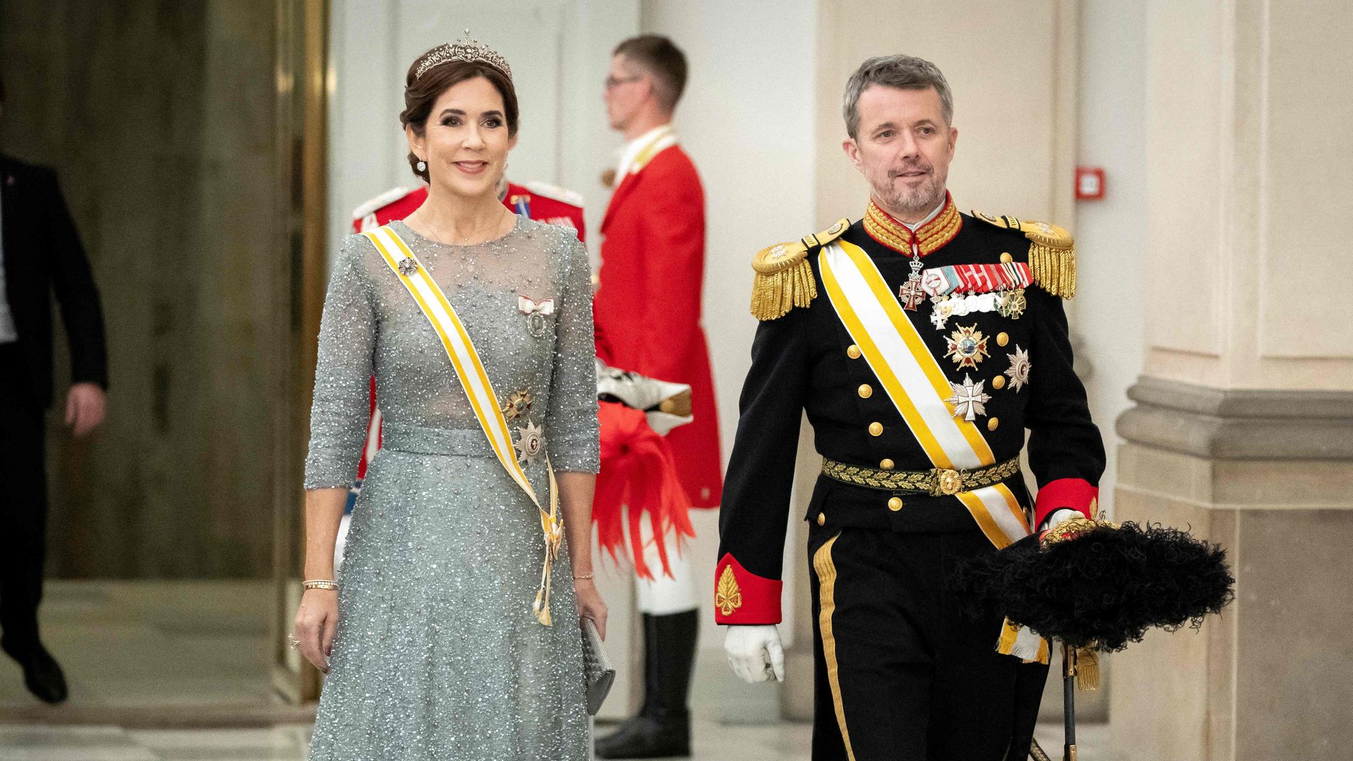 Recordamos los fabulosos looks de Mary de Dinamarca junto a los reyes de España hace un año