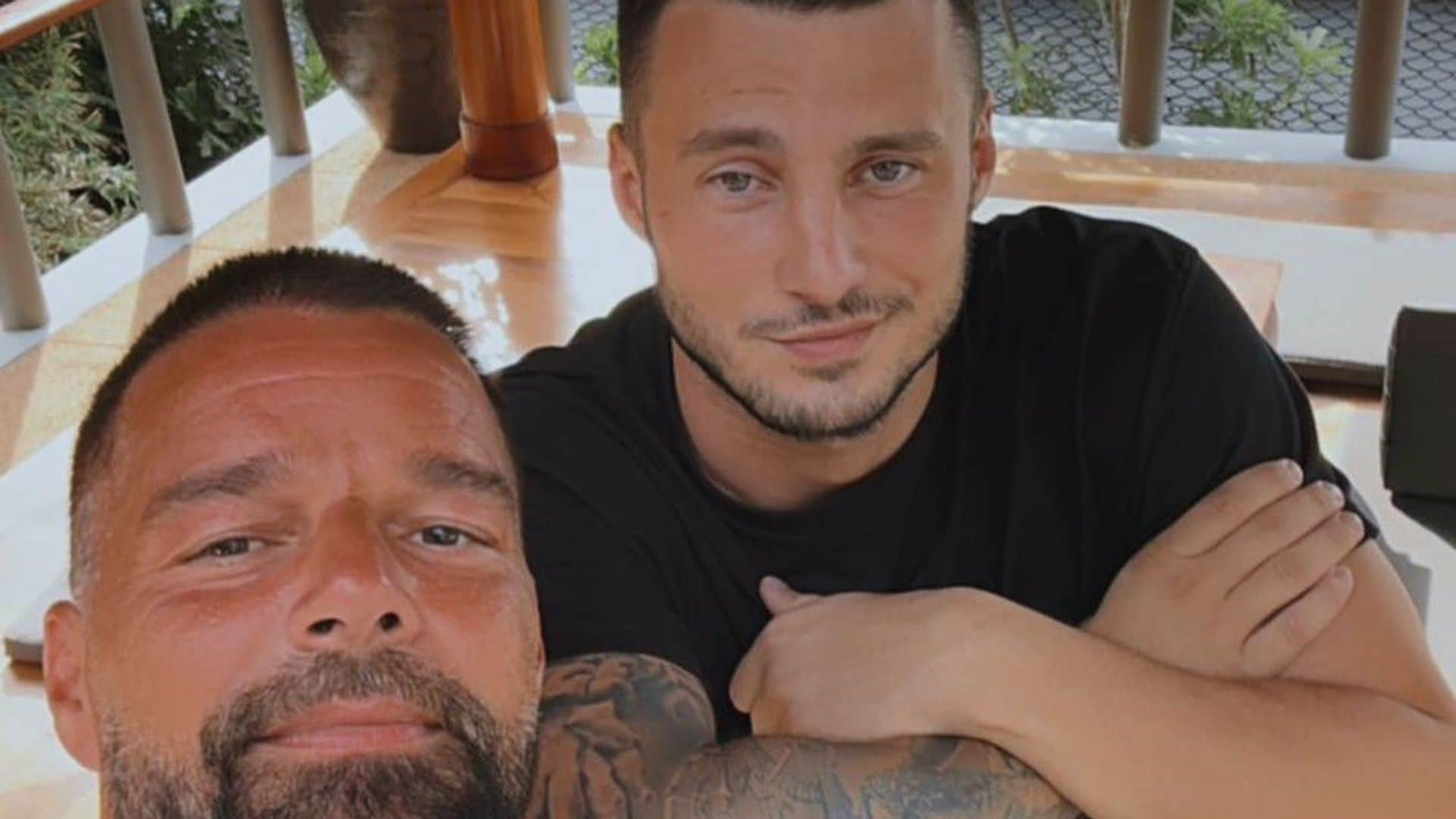 Ricky Martin se deja ver con el guapo actor vinculado a su divorcio