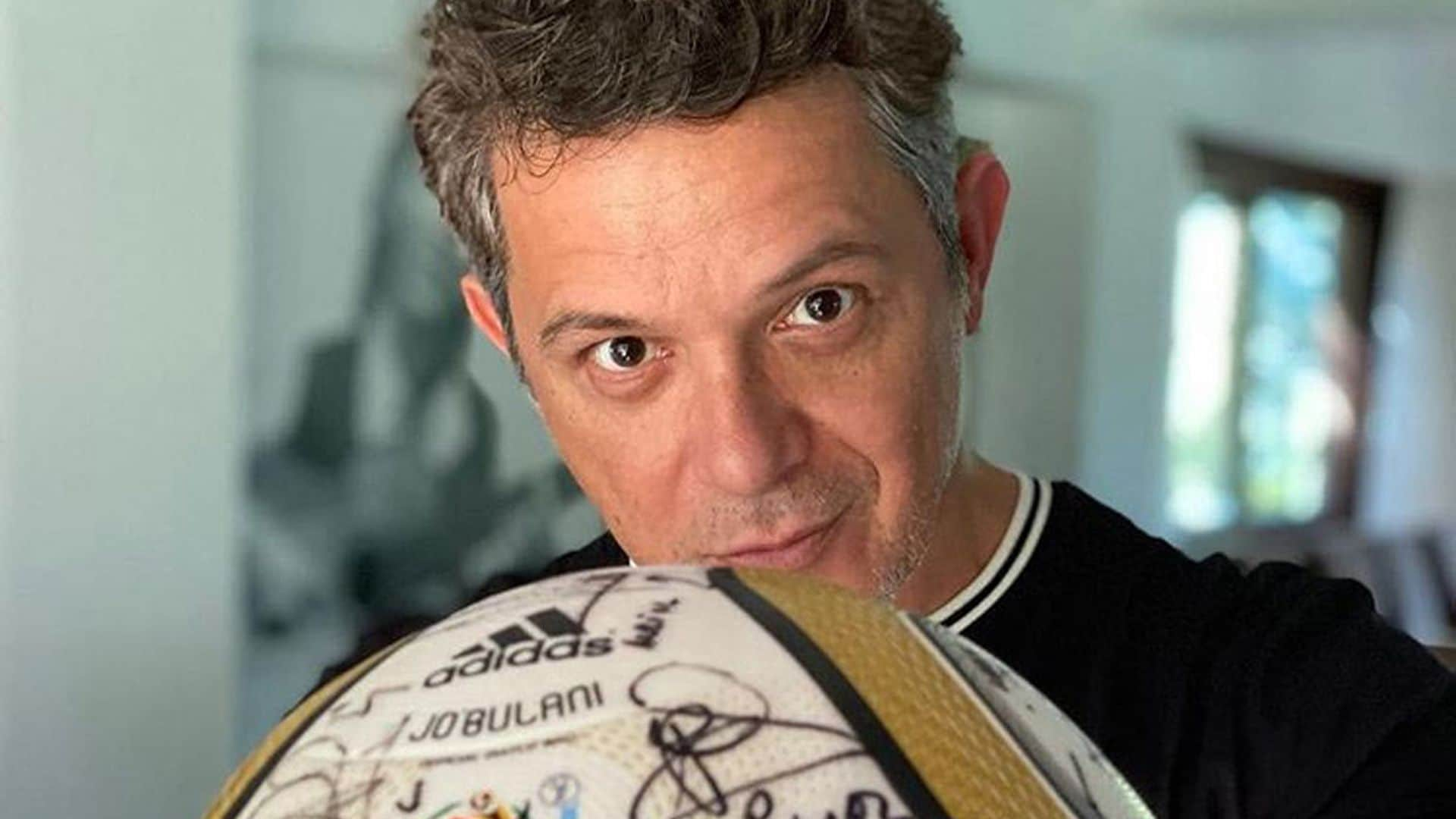 Alejandro Sanz muestra orgulloso el balón del Mundial de Sudáfrica que le regaló Iker Casillas