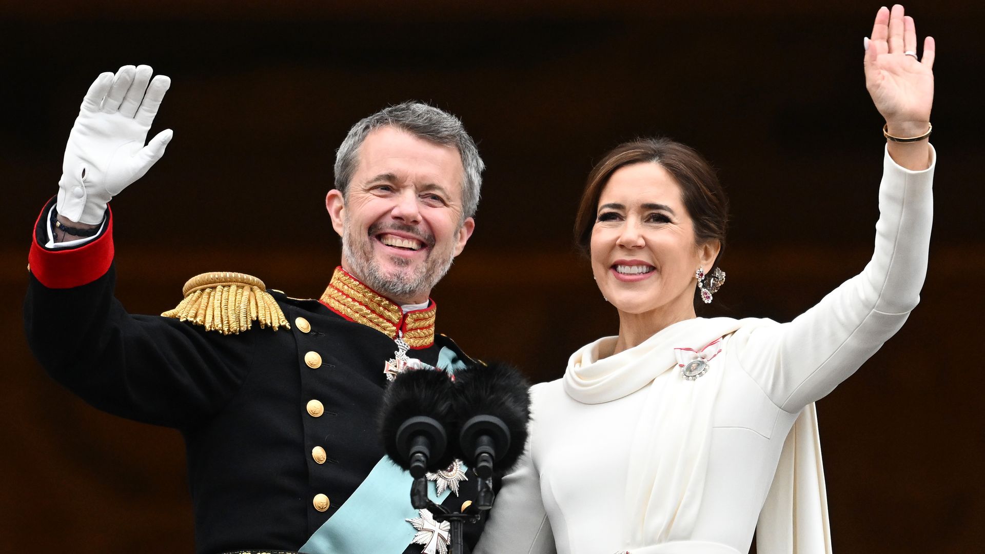 Recordamos el impresionante primer look de Mary de Dinamarca como reina, de blanco y con joyas de rubíes