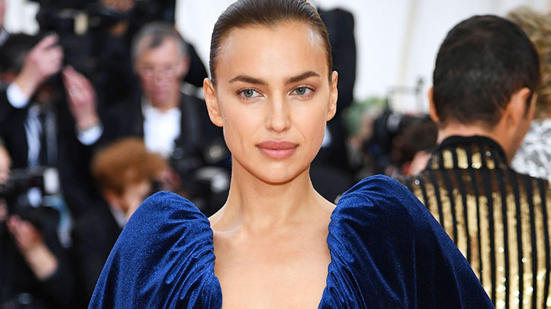 El sencillo truco de Irina Shayk para no tener la piel grasa en verano