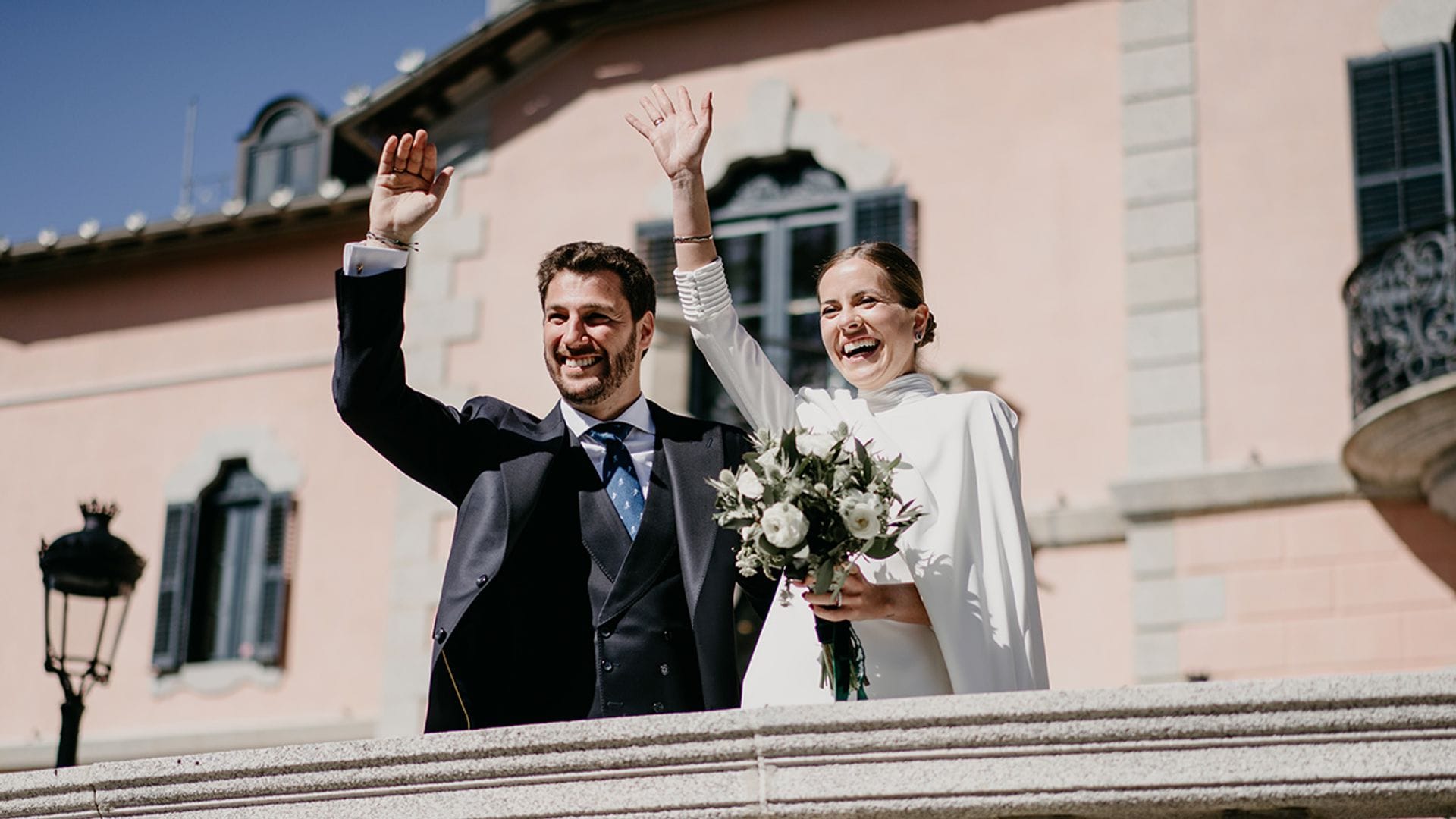 Clara y el vestido de novia sencillo con capa para su boda en las montañas del Pirineo Catalán