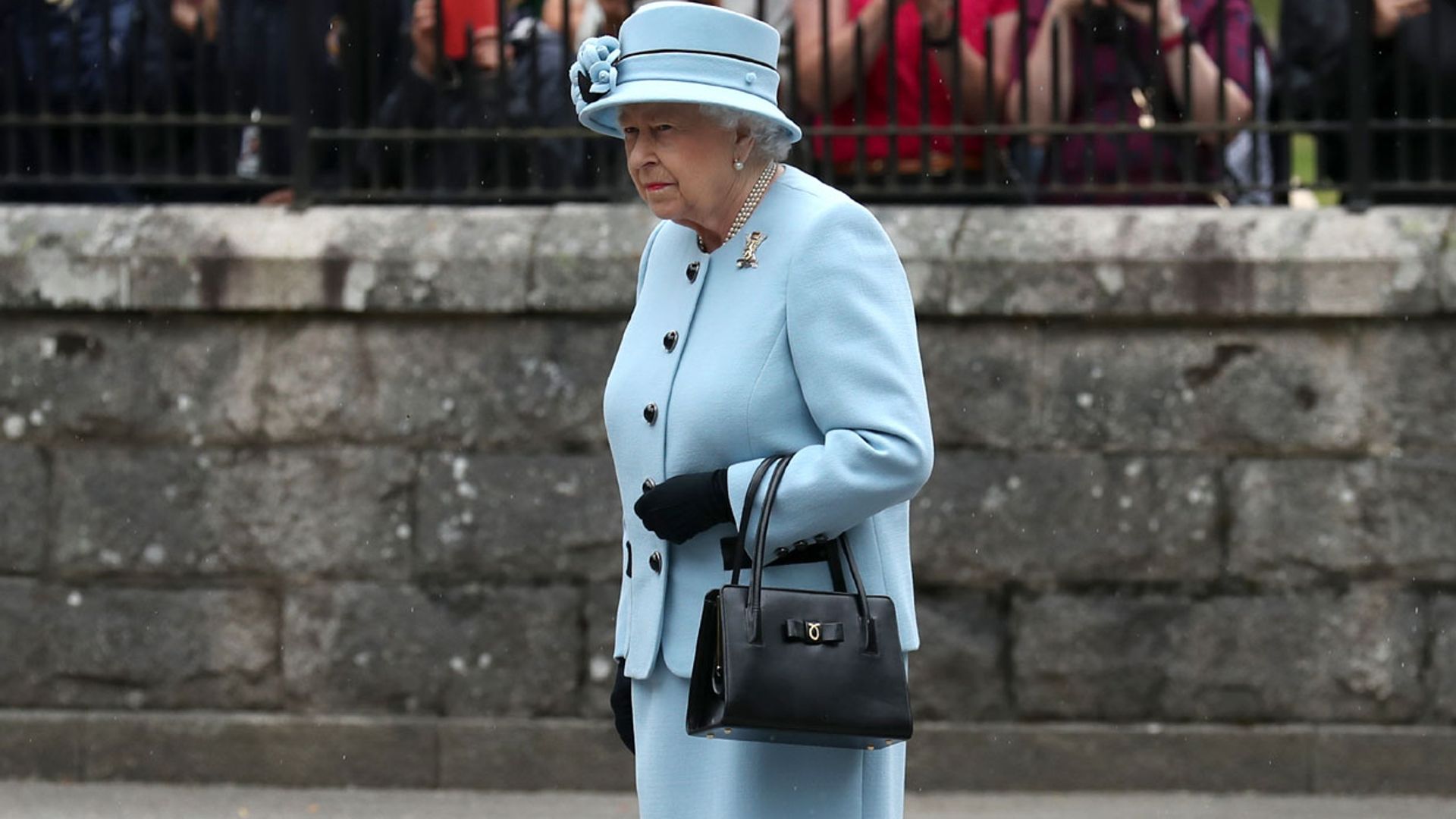 ¿Qué lleva la reina Isabel II en su bolso?