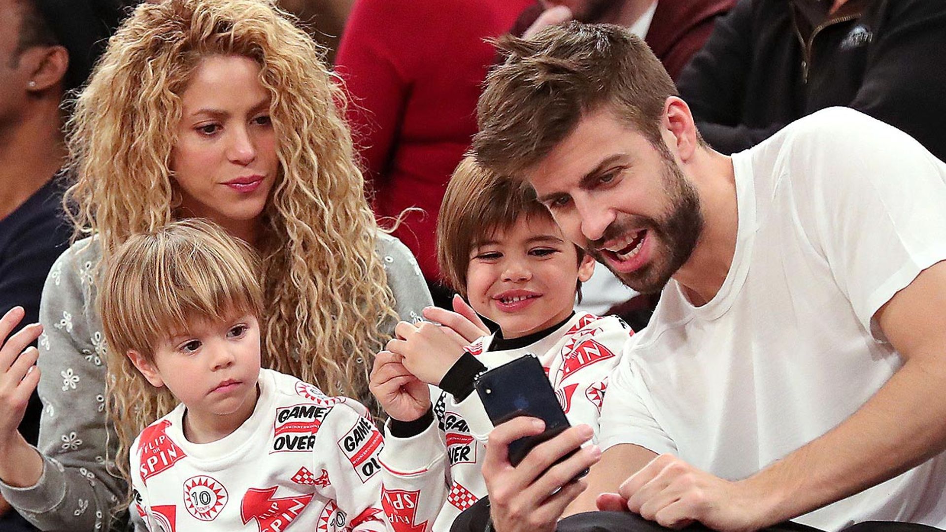 Los hijos de Shakira y Gerard Piqué se unen a los misteriosos 'selfies' de su padre