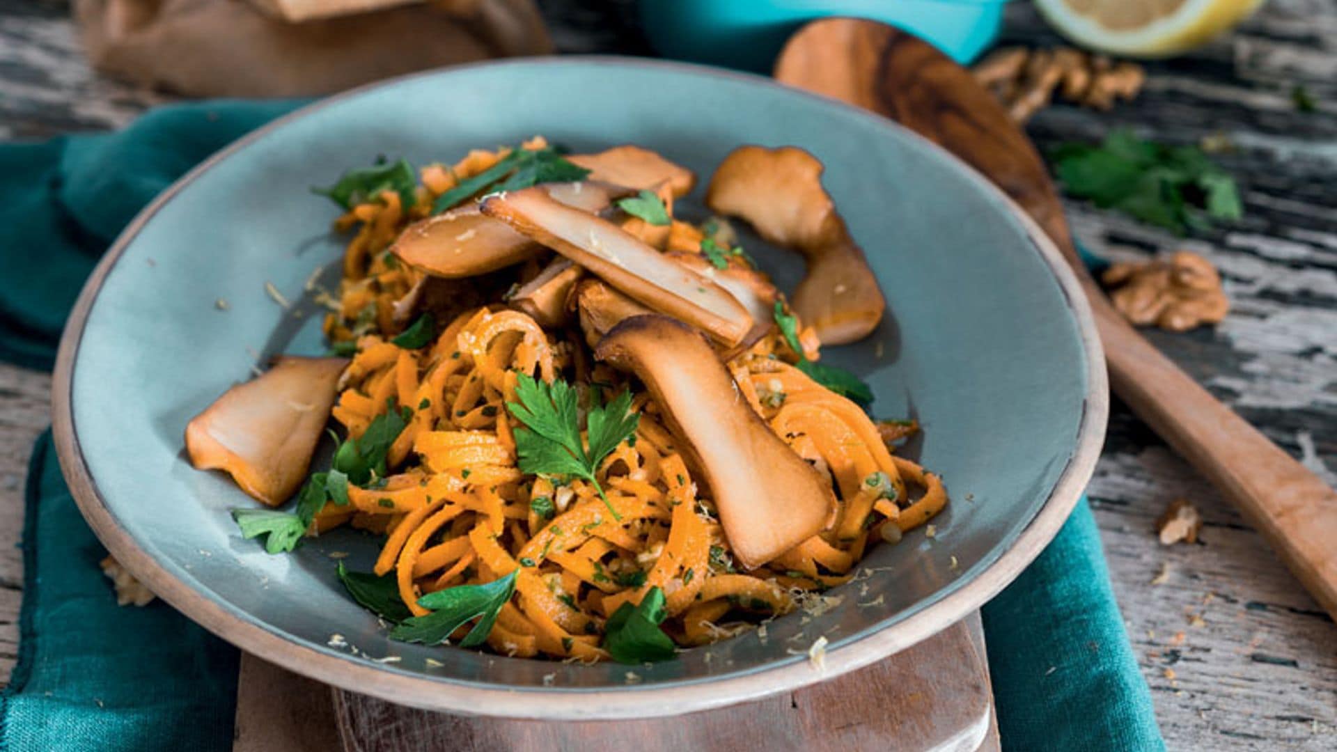 Espaguetis de boniato con pesto de nueces y setas