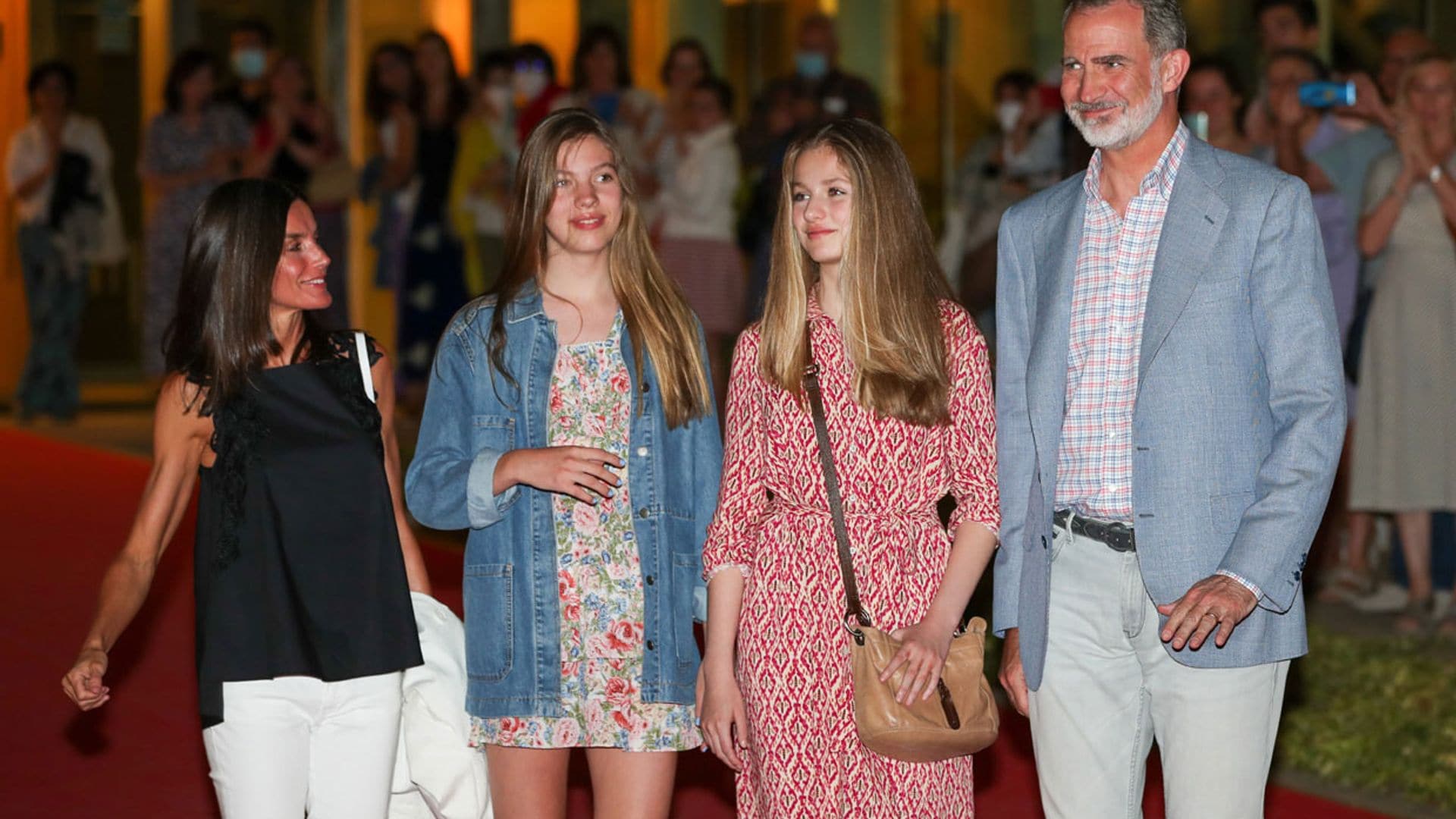 La princesa Leonor disfruta en el teatro junto a sus padres y su hermana tras volver de Gales